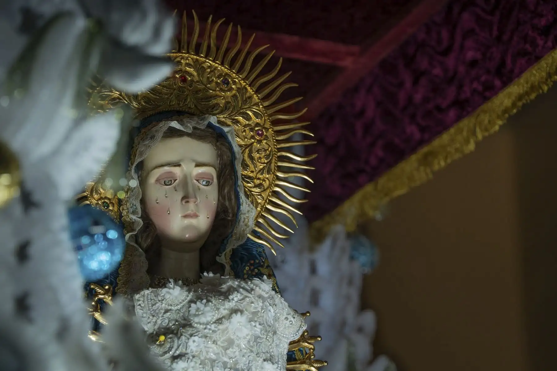 Coloridas alfombras de flores y aserrín engalanaron el paso de las sagradas imágenes, reflejando la identidad cultural y religiosa del pueblo ayacuchano.

Foto: ANDINA/Difusión