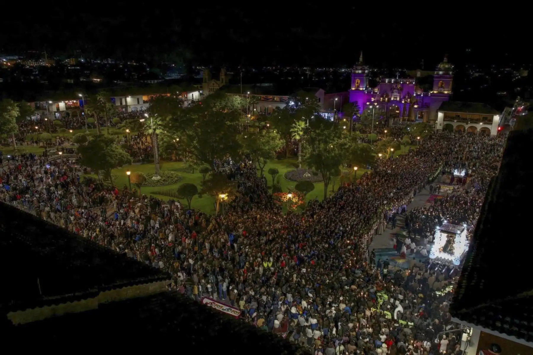 Integrantes de la hermandad de los Caballeros de Jerusalén cargan el anda del Señor Nazareno en su solemne retorno al Templo del Convento de Santa Clara.

Foto: ANDINA/Difusión