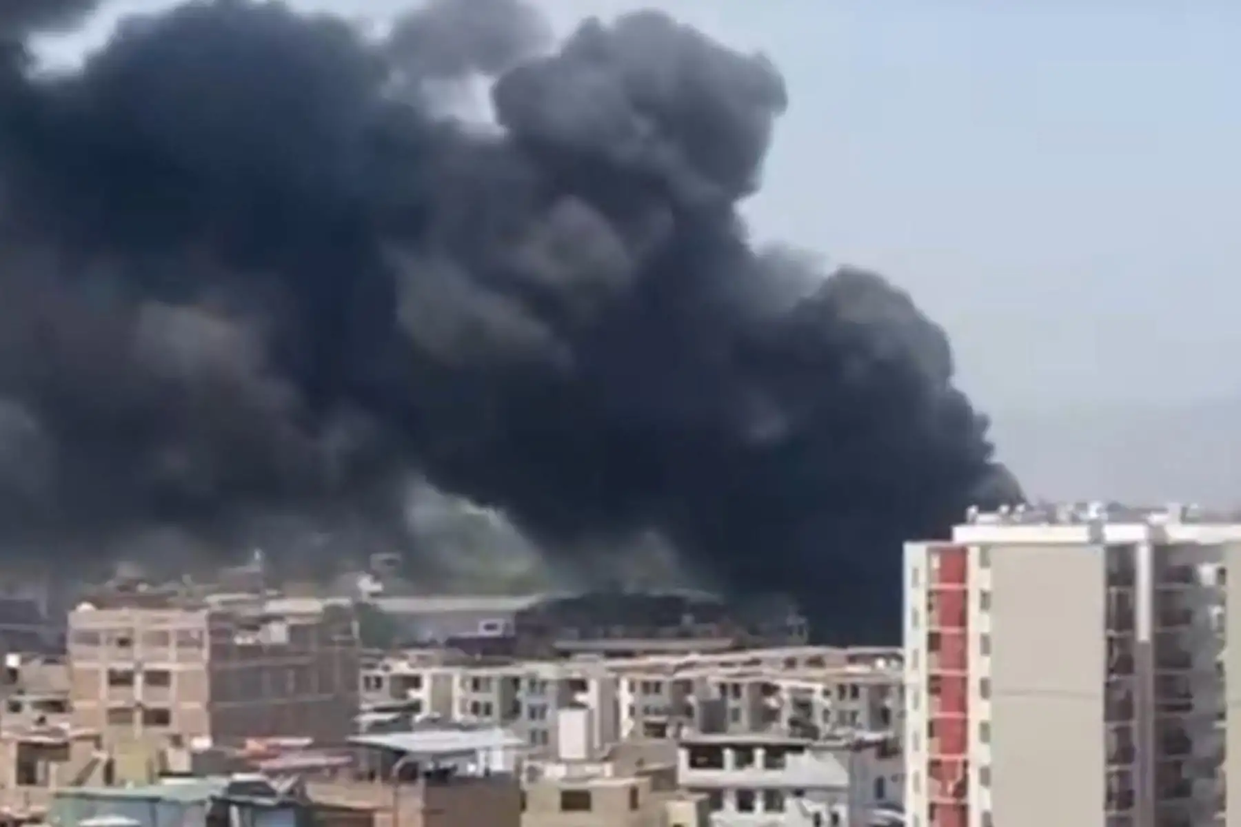 Bomberos intentan controlar incendio en depósito de San Juan de Lurigancho