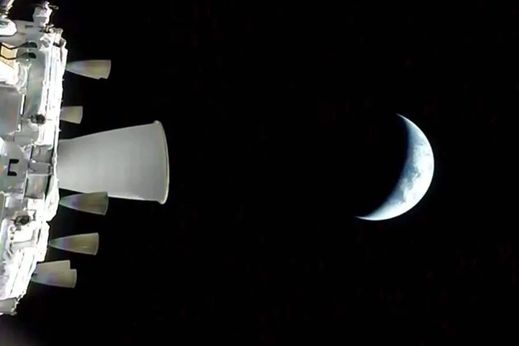 Artemis II inicia su viaje a la Luna tras abandonar con éxito la órbita terrestre