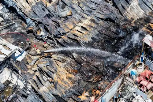 Incendio en depósito de San Juan de Lurigancho fue controlado por más de 20 unidades de bomberos