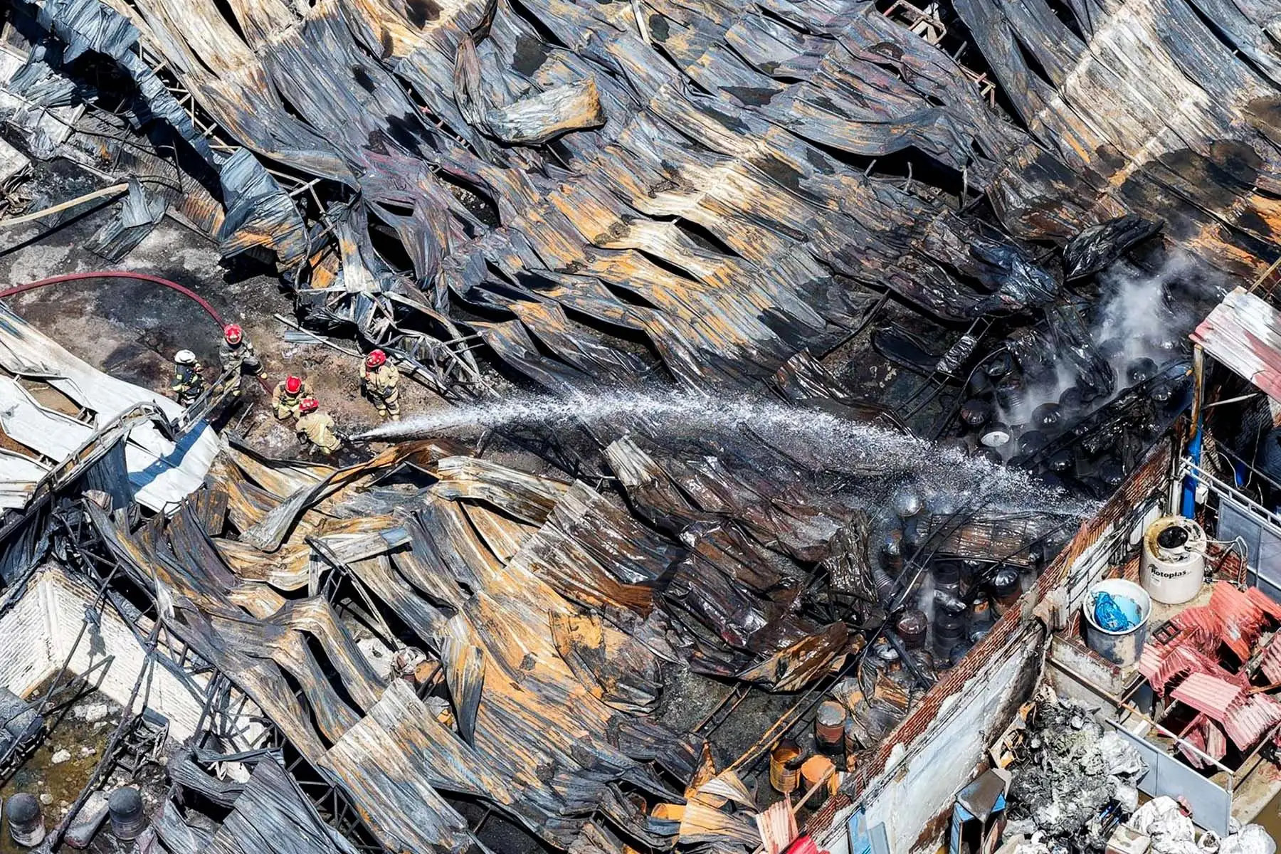 Alrededor de 20 unidades del Cuerpo General de Bomberos atendieron la emergencia registrada en un depósito de la urbanización Campoy, en San Juan de Lurigancho. El siniestro fue finalmente controlado tras un intenso trabajo. Foto: ANDINA/ Juan Carlos Guzmán