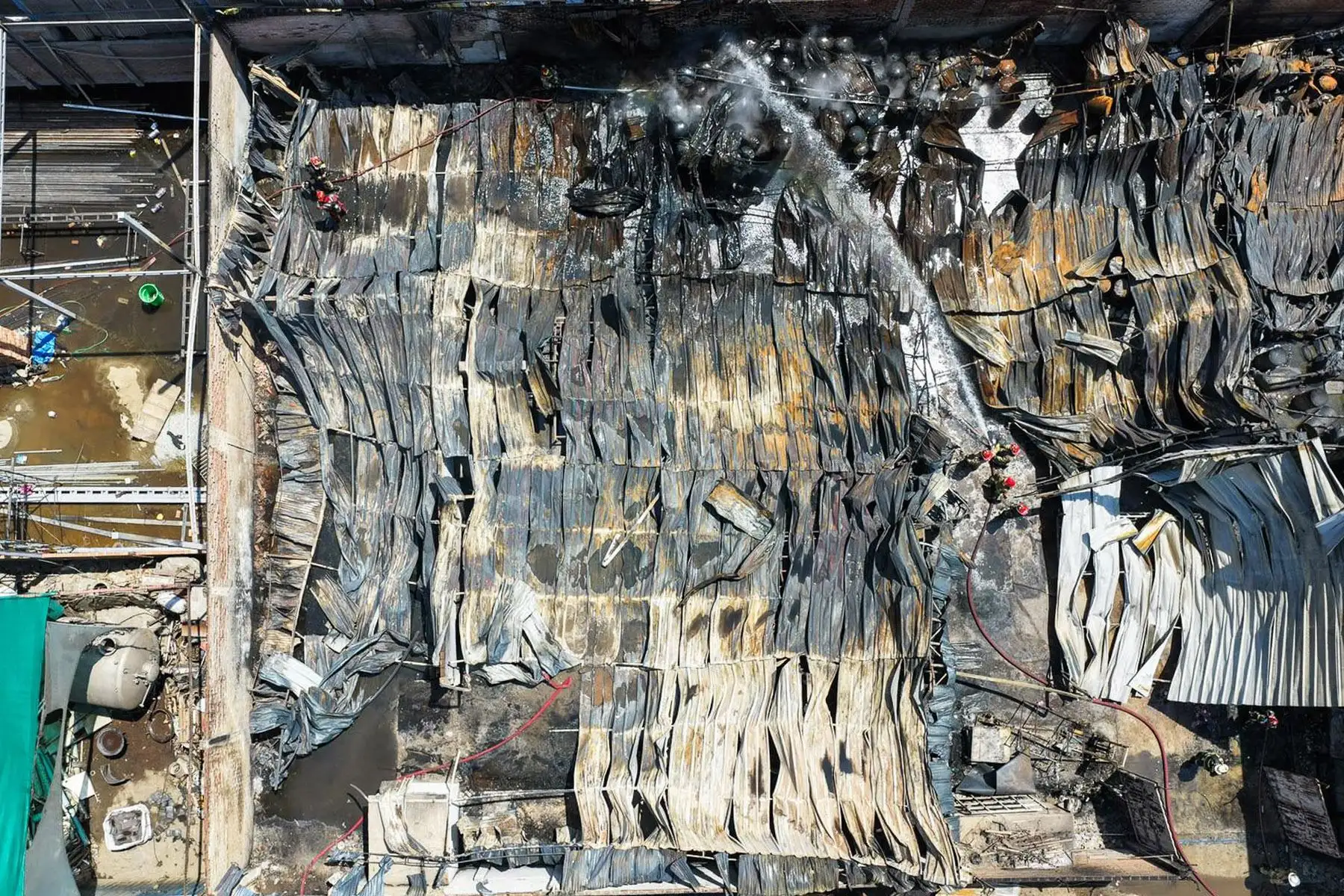 Alrededor de 20 unidades del Cuerpo General de Bomberos atendieron la emergencia registrada en un depósito de la urbanización Campoy, en San Juan de Lurigancho. El siniestro fue finalmente controlado tras un intenso trabajo. Foto: ANDINA/ Juan Carlos Guzmán