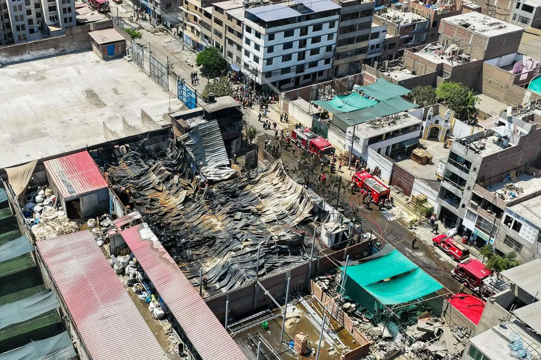 Bomberos lograron controlar el incendio registrado en un depósito de la urbanización Campoy, en San Juan de Lurigancho.  Foto: ANDINA/ Juan Carlos Guzmán