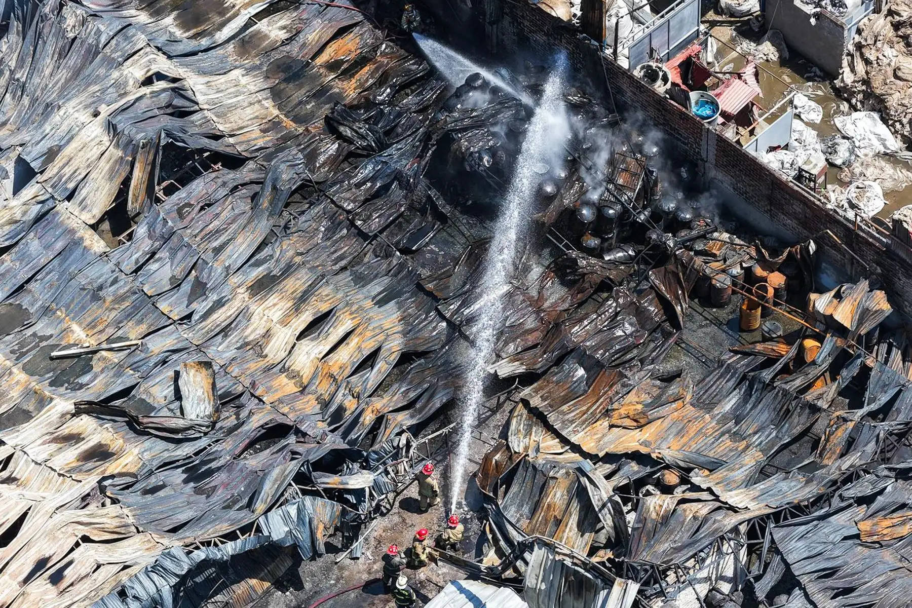 Bomberos lograron controlar el incendio registrado en un depósito de la urbanización Campoy, en San Juan de Lurigancho.  Foto: ANDINA/ Juan Carlos Guzmán