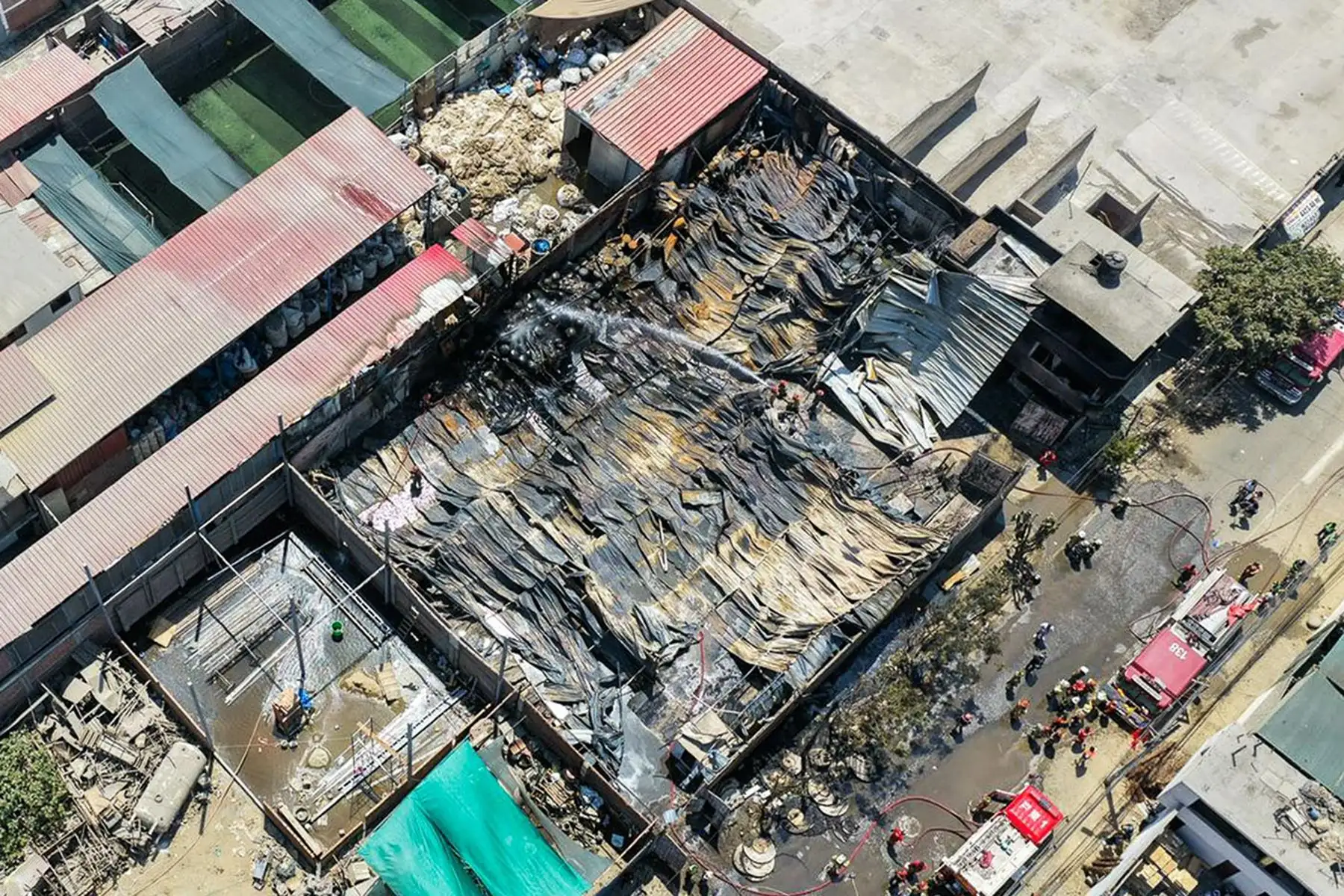Bomberos lograron controlar el incendio registrado en un depósito de la urbanización Campoy, en San Juan de Lurigancho.  Foto: ANDINA/ Juan Carlos Guzmán