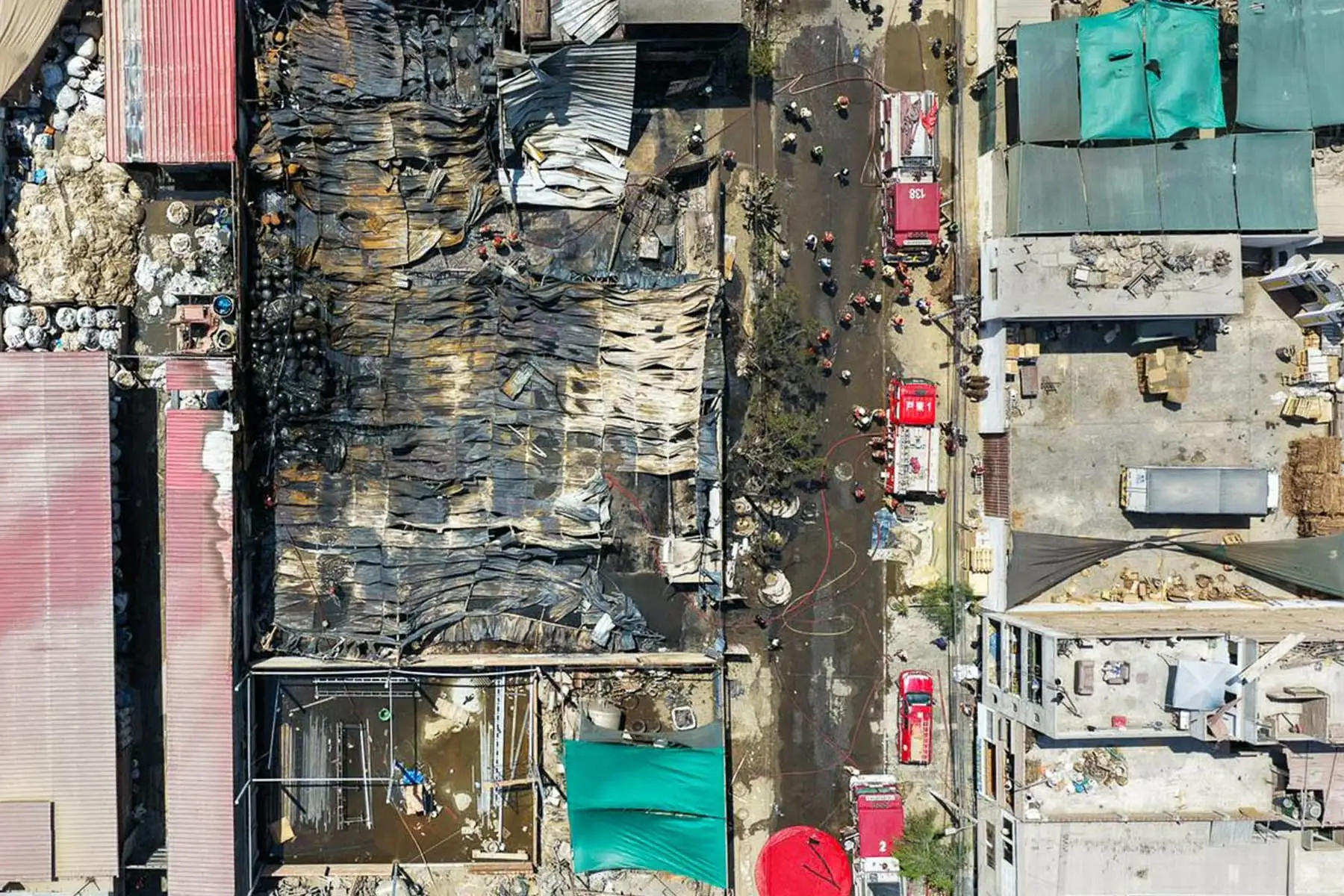 Bomberos lograron controlar el incendio registrado en un depósito de la urbanización Campoy, en San Juan de Lurigancho.  Foto: ANDINA/ Juan Carlos Guzmán