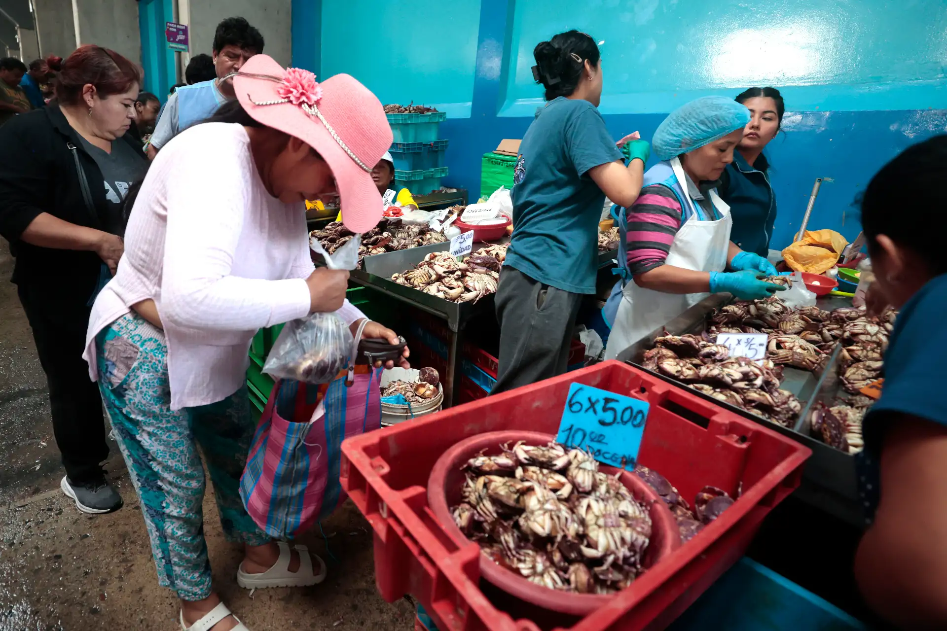 Como parte de las tradiciones por Semana Santa, numerosos limeños acudieron al Terminal Pesquero de Villa María del Triunfo para abastecerse de pescado y mariscos, en cumplimiento de la costumbre católica de evitar el consumo de carnes rojas durante estas fechas. Esta práctica, asociada al Jueves y Viernes Santo, promueve el consumo de productos hidrobiológicos como alternativa alimentaria. Foto: ANDINA/Vidal Tarqui.
