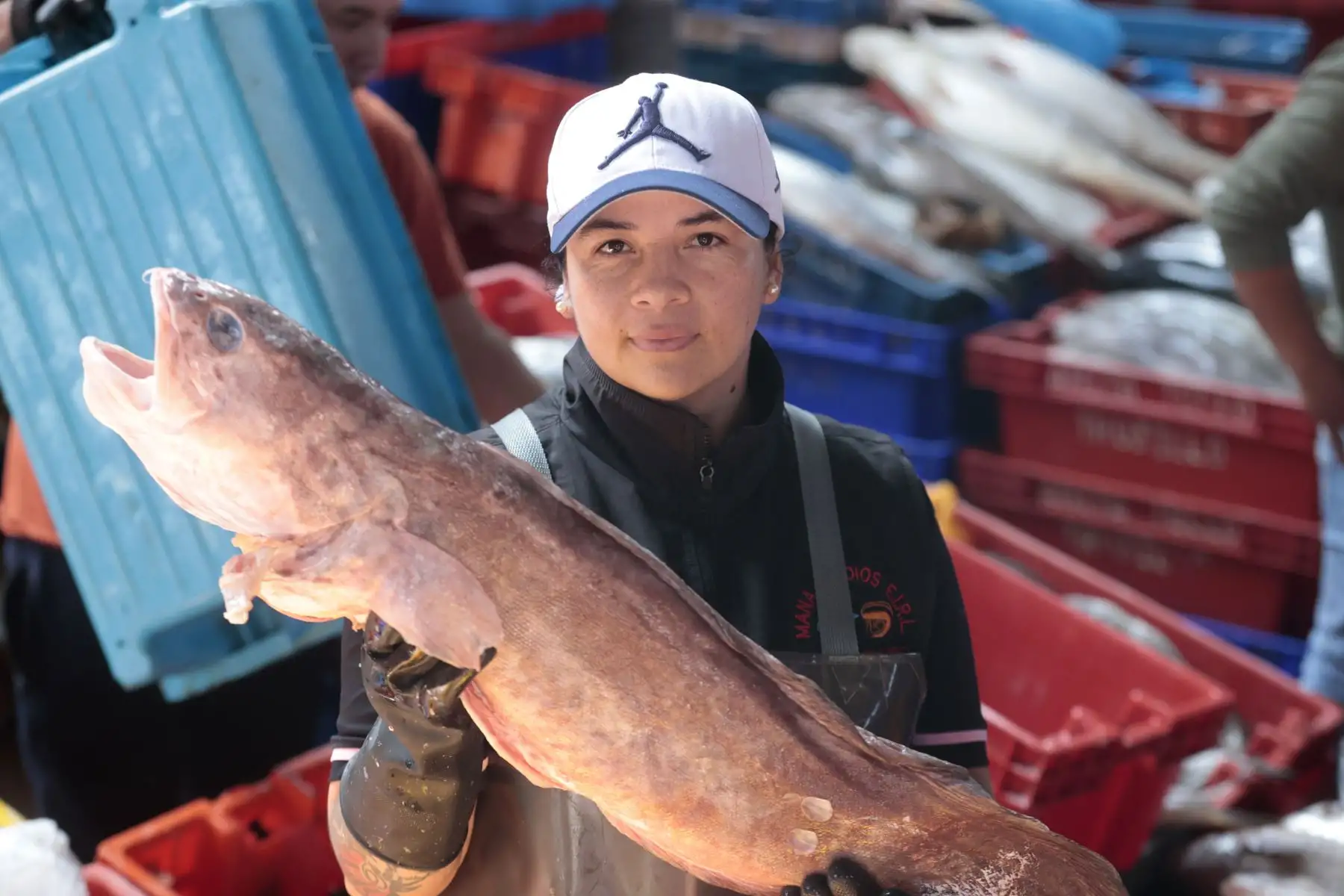 Como parte de las tradiciones por Semana Santa, numerosos limeños acudieron al Terminal Pesquero de Villa María del Triunfo para abastecerse de pescado y mariscos, en cumplimiento de la costumbre católica de evitar el consumo de carnes rojas durante estas fechas. Esta práctica, asociada al Jueves y Viernes Santo, promueve el consumo de productos hidrobiológicos como alternativa alimentaria. Foto: ANDINA/Vidal Tarqui.