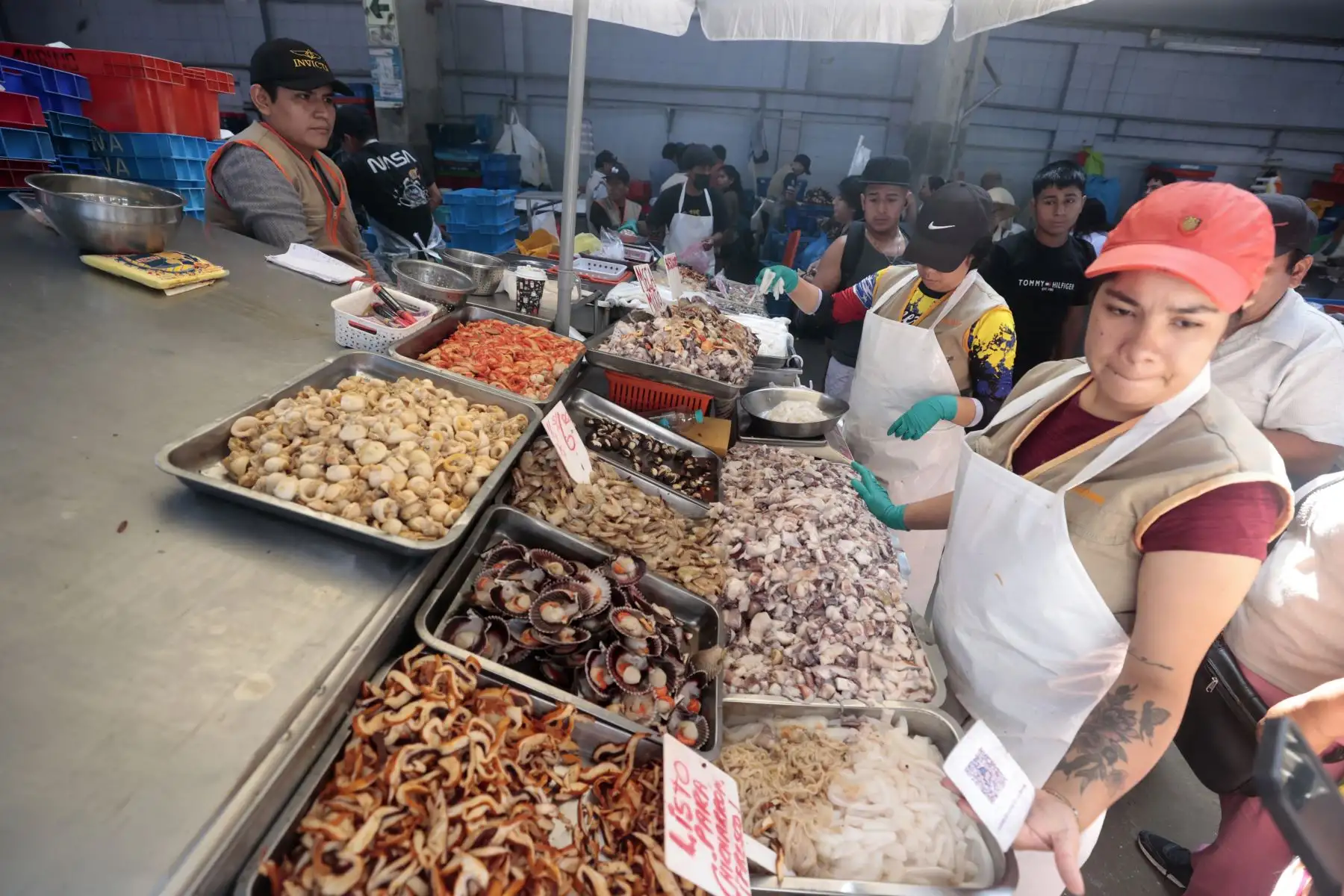 Como parte de las tradiciones por Semana Santa, numerosos limeños acudieron al Terminal Pesquero de Villa María del Triunfo para abastecerse de pescado y mariscos, en cumplimiento de la costumbre católica de evitar el consumo de carnes rojas durante estas fechas. Esta práctica, asociada al Jueves y Viernes Santo, promueve el consumo de productos hidrobiológicos como alternativa alimentaria. Foto: ANDINA/Vidal Tarqui.