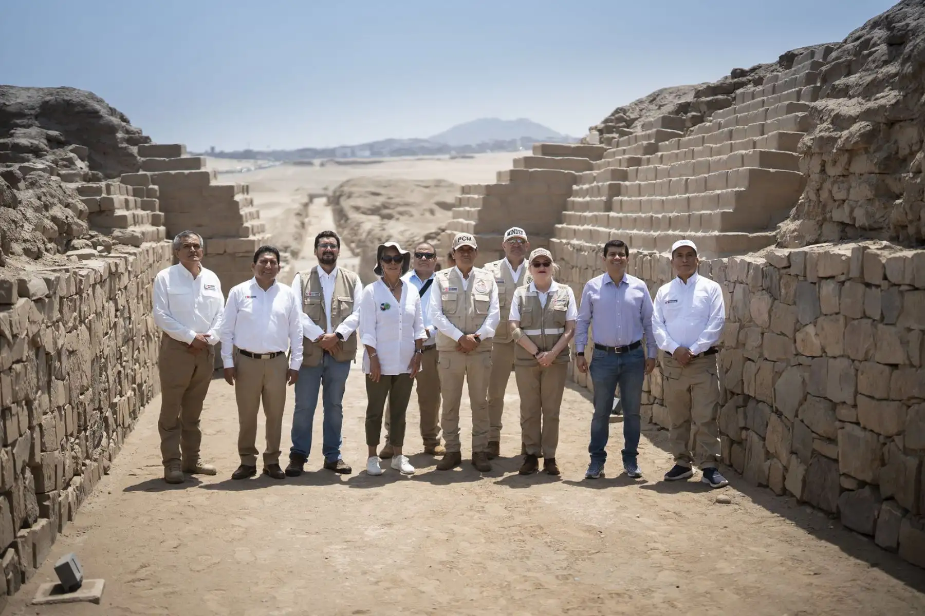 El presidente del Consejo de Ministros, Luis Arroyo, encabezó la visita al Santuario Arqueológico de Pachacámac junto a la ministra de Cultura, Fátima Soraya Altabás Kajatt, acompañado por representantes de diversos sectores del Ejecutivo. La actividad se realizó en el marco de las acciones del Gobierno para impulsar el turismo cultural durante Semana Santa y poner en valor este importante complejo arqueológico. Fotos: ANDINA/Difusión.