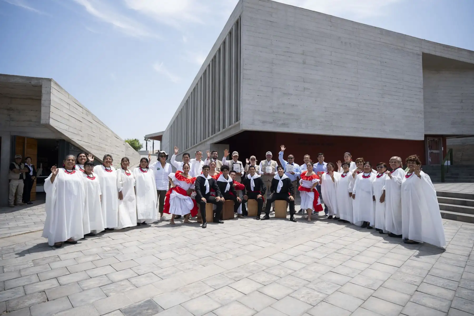 Delegaciones recorrieron las áreas principales del complejo arqueológico, considerado uno de los más extensos y relevantes del país. Fotos: ANDINA/Difusión.