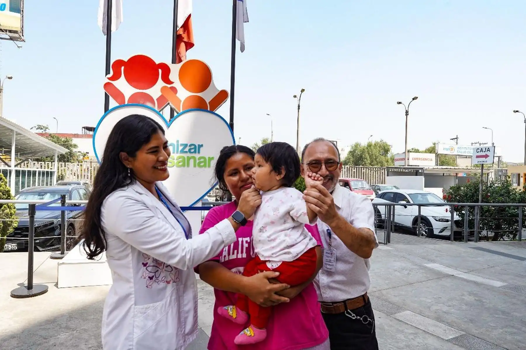 Realizan cirugía sin incisiones a bebé para extirparle tumor gigante del vientre