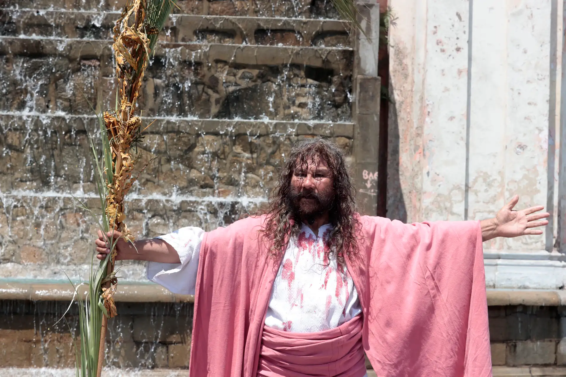 El actor Mario Valencia, conocido como el “Cristo Cholo”, escenificó el bautizo de Jesucristo en la pileta del Paseo de las Aguas, en el distrito del Rímac, como parte de las actividades por Semana Santa. La representación, que congregó a decenas de fieles, vecinos y turistas, recreó el pasaje bíblico del bautismo en el río Jordán con la participación de más de un centenar de actores, en una puesta en escena cargada de simbolismo y reflexión espiritual. Fotos: ANDINA/Vidal Tarqui