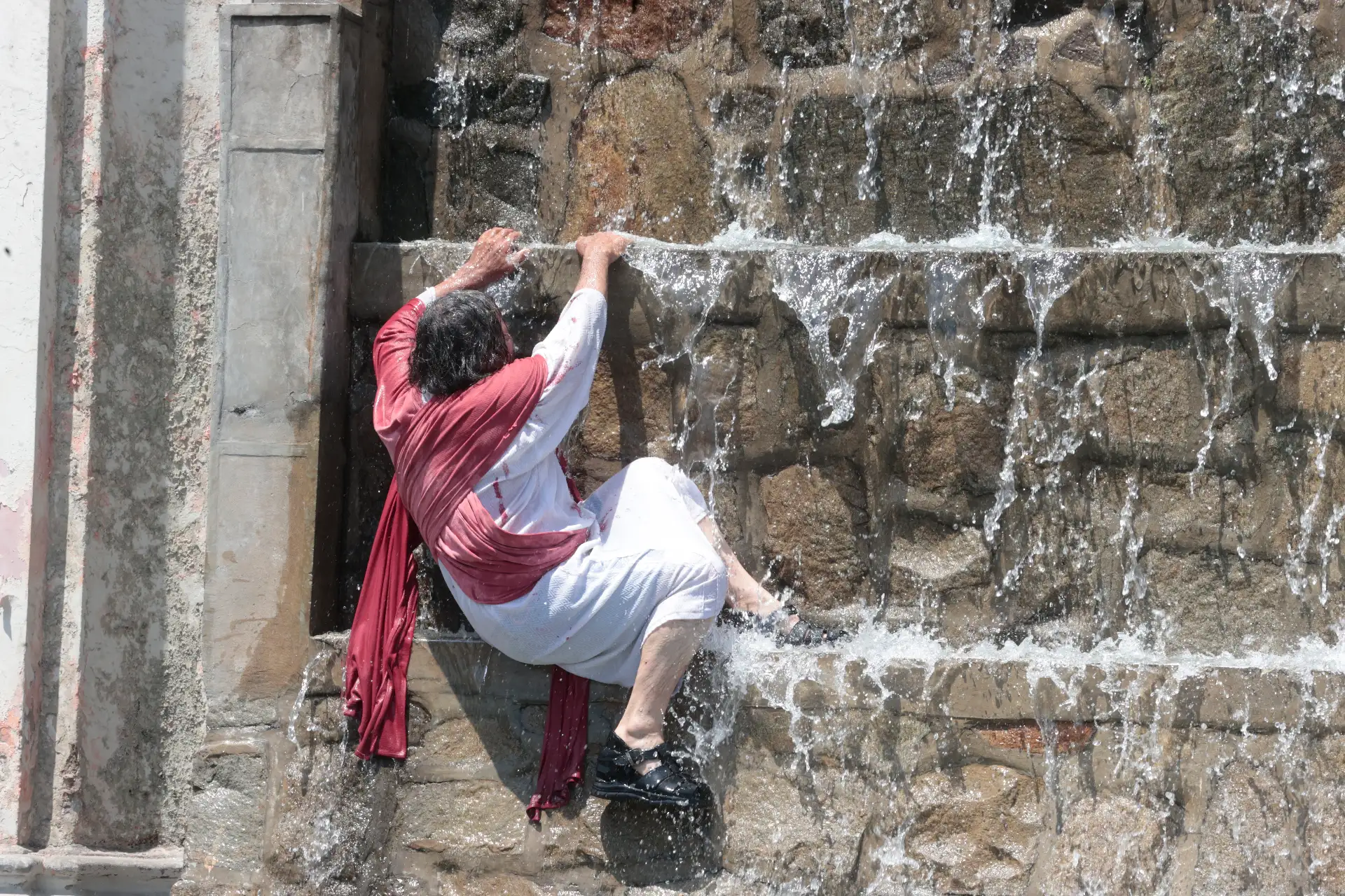 El actor Mario Valencia, conocido como el “Cristo Cholo”, escenificó el bautizo de Jesucristo en la pileta del Paseo de las Aguas, en el distrito del Rímac, como parte de las actividades por Semana Santa. La representación, que congregó a decenas de fieles, vecinos y turistas, recreó el pasaje bíblico del bautismo en el río Jordán con la participación de más de un centenar de actores, en una puesta en escena cargada de simbolismo y reflexión espiritual. Fotos: ANDINA/Vidal Tarqui
