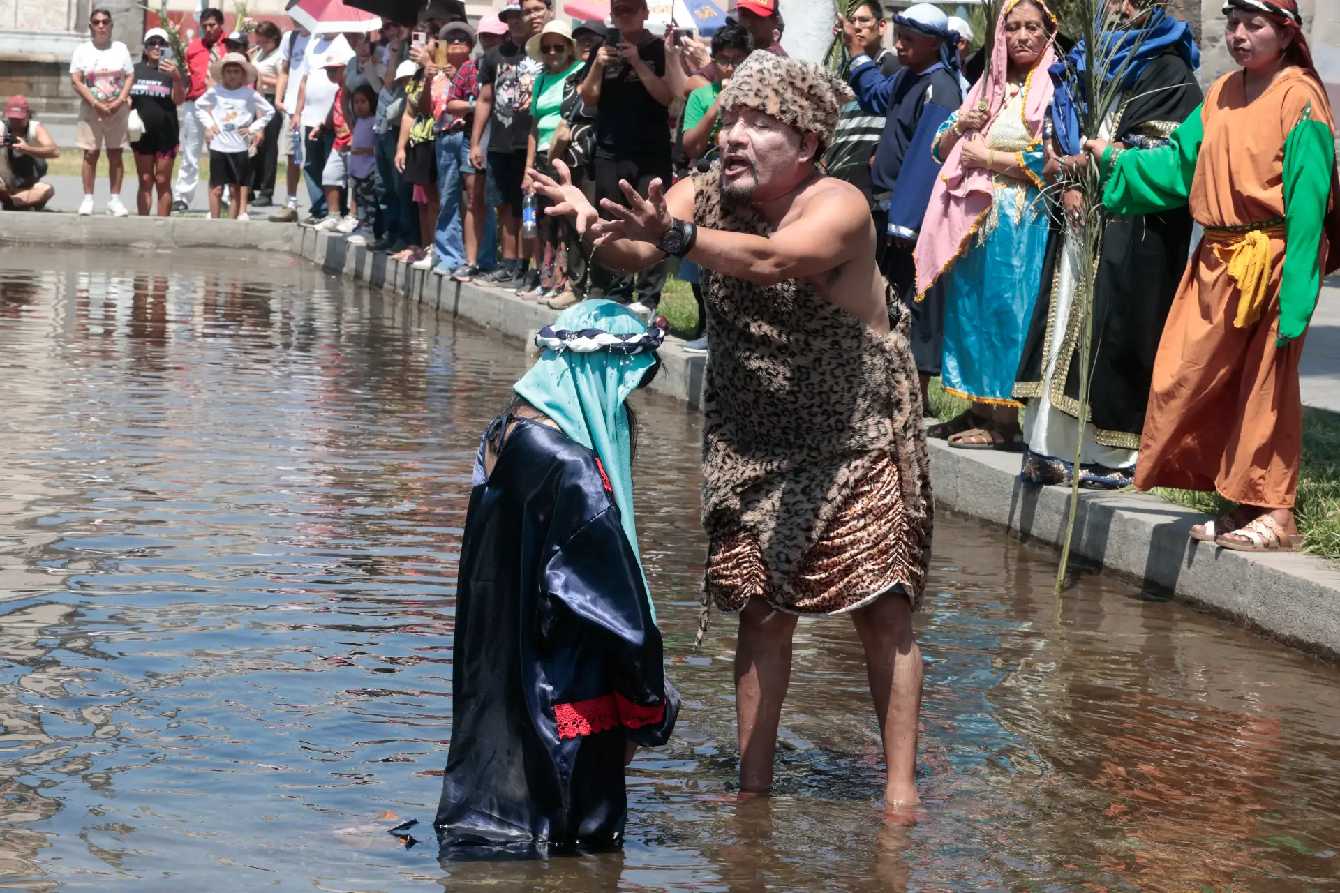 El actor Mario Valencia, conocido como el “Cristo Cholo”, escenificó el bautizo de Jesucristo en la pileta del Paseo de las Aguas, en el distrito del Rímac, como parte de las actividades por Semana Santa. La representación, que congregó a decenas de fieles, vecinos y turistas, recreó el pasaje bíblico del bautismo en el río Jordán con la participación de más de un centenar de actores, en una puesta en escena cargada de simbolismo y reflexión espiritual. Fotos: ANDINA/Vidal Tarqui