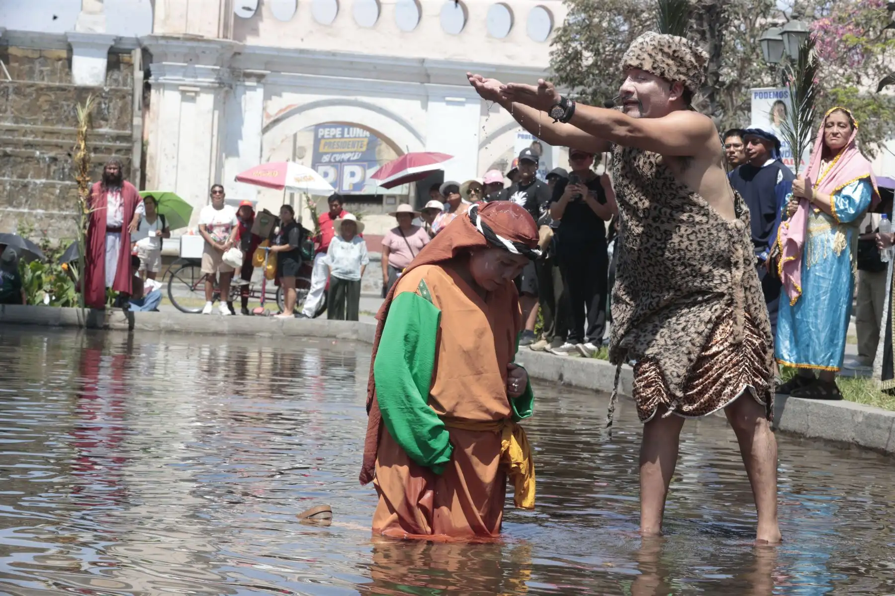 El actor Mario Valencia, conocido como el “Cristo Cholo”, escenificó el bautizo de Jesucristo en la pileta del Paseo de las Aguas, en el distrito del Rímac, como parte de las actividades por Semana Santa. La representación, que congregó a decenas de fieles, vecinos y turistas, recreó el pasaje bíblico del bautismo en el río Jordán con la participación de más de un centenar de actores, en una puesta en escena cargada de simbolismo y reflexión espiritual. Fotos: ANDINA/Vidal Tarqui