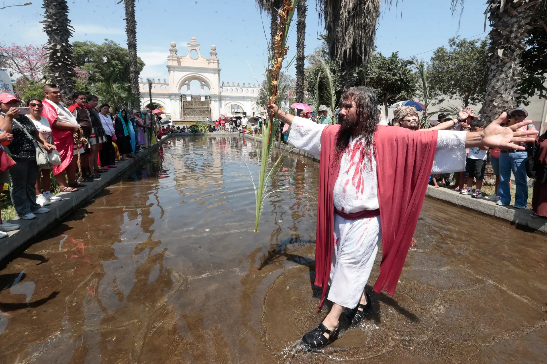 El actor Mario Valencia, conocido como el “Cristo Cholo”, escenificó el bautizo de Jesucristo en la pileta del Paseo de las Aguas, en el distrito del Rímac, como parte de las actividades por Semana Santa. La representación, que congregó a decenas de fieles, vecinos y turistas, recreó el pasaje bíblico del bautismo en el río Jordán con la participación de más de un centenar de actores, en una puesta en escena cargada de simbolismo y reflexión espiritual. Fotos: ANDINA/Vidal Tarqui