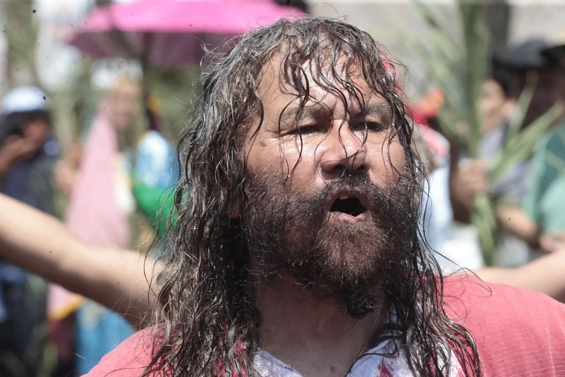 El actor Mario Valencia, conocido como el “Cristo Cholo”, escenificó el bautizo de Jesucristo en la pileta del Paseo de las Aguas, en el distrito del Rímac, como parte de las actividades por Semana Santa. La representación, que congregó a decenas de fieles, vecinos y turistas, recreó el pasaje bíblico del bautismo en el río Jordán con la participación de más de un centenar de actores, en una puesta en escena cargada de simbolismo y reflexión espiritual. Fotos: ANDINA/Vidal Tarqui
