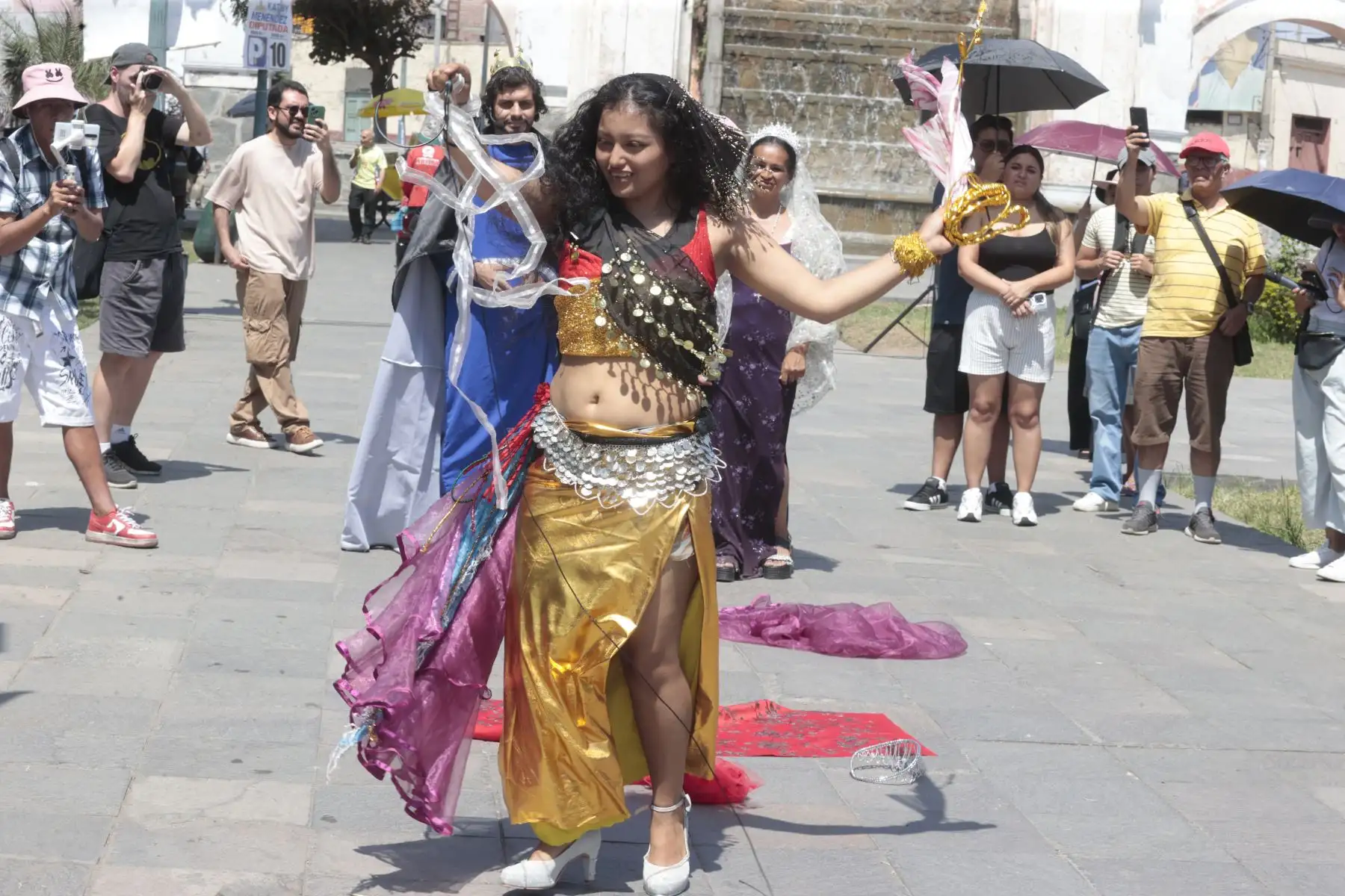 El actor Mario Valencia, conocido como el “Cristo Cholo”, escenificó el bautizo de Jesucristo en la pileta del Paseo de las Aguas, en el distrito del Rímac, como parte de las actividades por Semana Santa. La representación, que congregó a decenas de fieles, vecinos y turistas, recreó el pasaje bíblico del bautismo en el río Jordán con la participación de más de un centenar de actores, en una puesta en escena cargada de simbolismo y reflexión espiritual. Fotos: ANDINA/Vidal Tarqui
