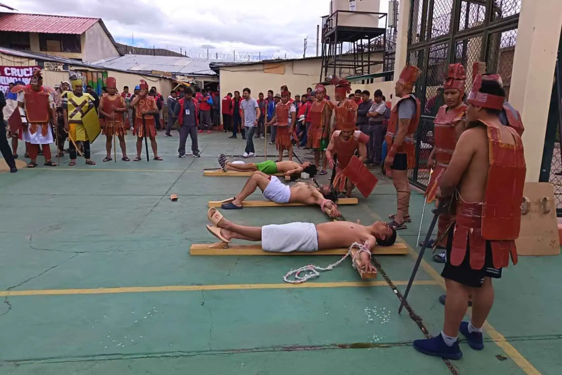 Internos del penal de Juliaca participaron en la escenificación del Vía Crucis, representando la vida, pasión y muerte de Jesucristo en espacios del establecimiento, en un ambiente de recogimiento. Fotos: ANDINA/Difusión.