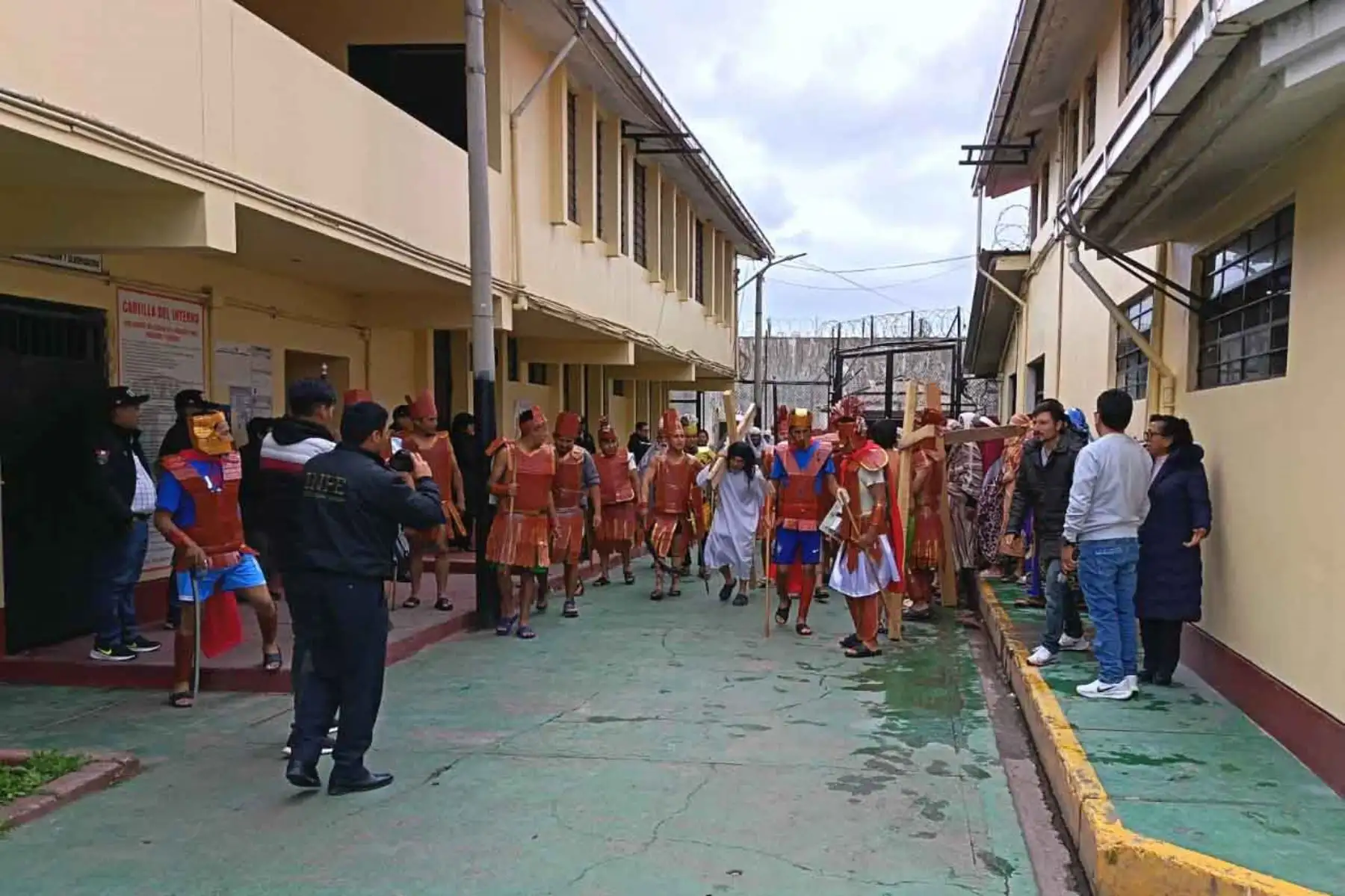 Actividades religiosas en establecimientos penitenciarios incluyeron escenificaciones y actos simbólicos que buscan fortalecer valores en la población interna. Fotos: ANDINA/Difusión.
