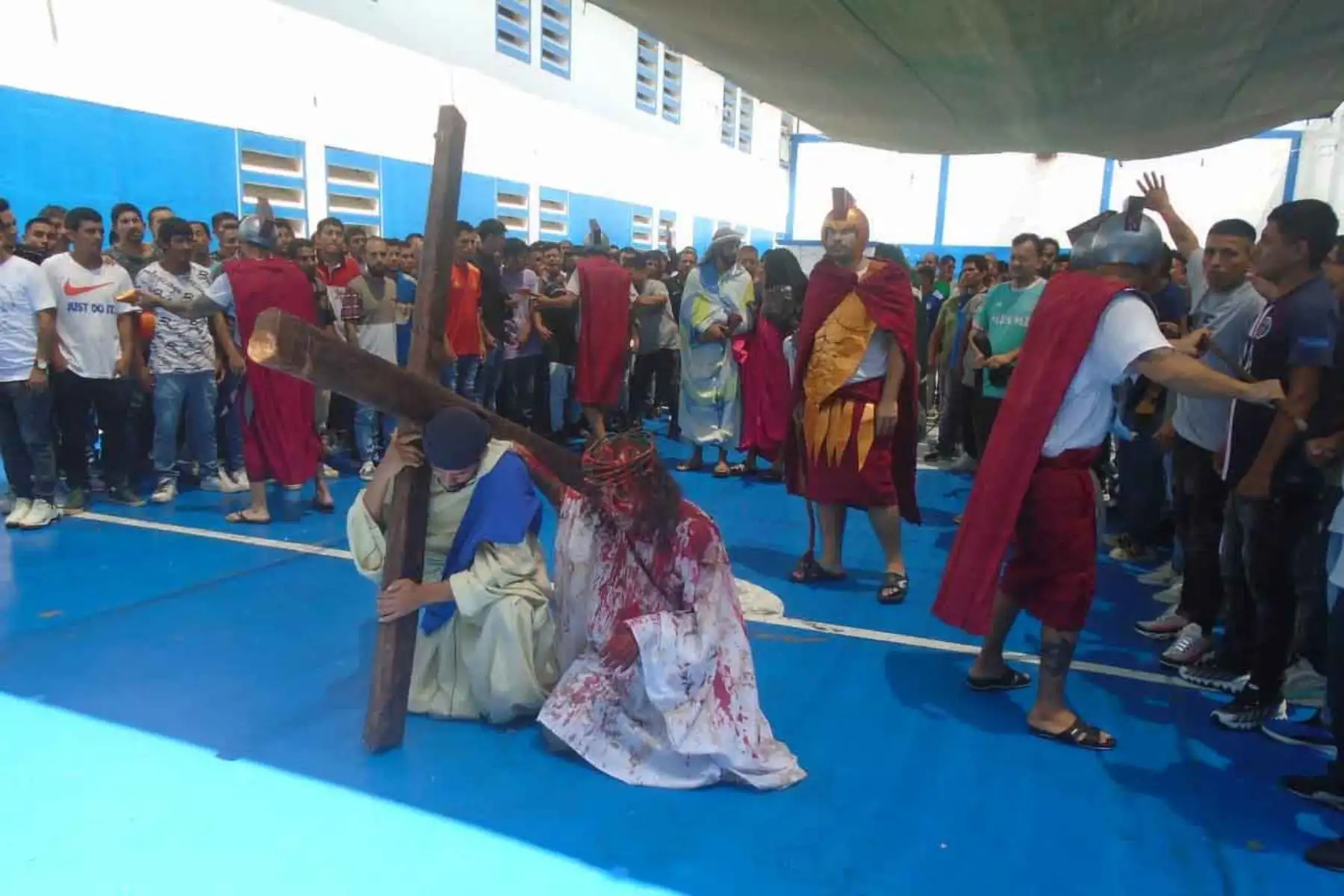 Internos de establecimientos penitenciarios de Juliaca, Cusco Varones, Ica y Chincha participaron en actividades religiosas y culturales por Semana Santa, como parte de las acciones del Instituto Nacional Penitenciario (INPE) orientadas a fortalecer valores y promover la reflexión. Las intervenciones incluyeron misas, escenificaciones del Vía Crucis y presentaciones artísticas, en el marco del proceso de resocialización de la población penitenciaria. Fotos: ANDINA/Difusión