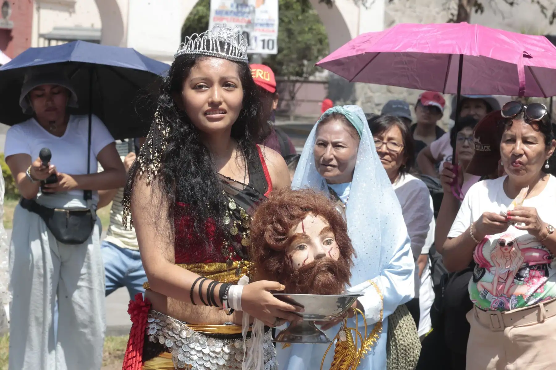 El actor Mario Valencia, conocido como el “Cristo Cholo”, escenificó el bautizo de Jesucristo en la pileta del Paseo de las Aguas, en el distrito del Rímac, como parte de las actividades por Semana Santa. La representación, que congregó a decenas de fieles, vecinos y turistas, recreó el pasaje bíblico del bautismo en el río Jordán con la participación de más de un centenar de actores, en una puesta en escena cargada de simbolismo y reflexión espiritual. Fotos: ANDINA/Vidal Tarqui