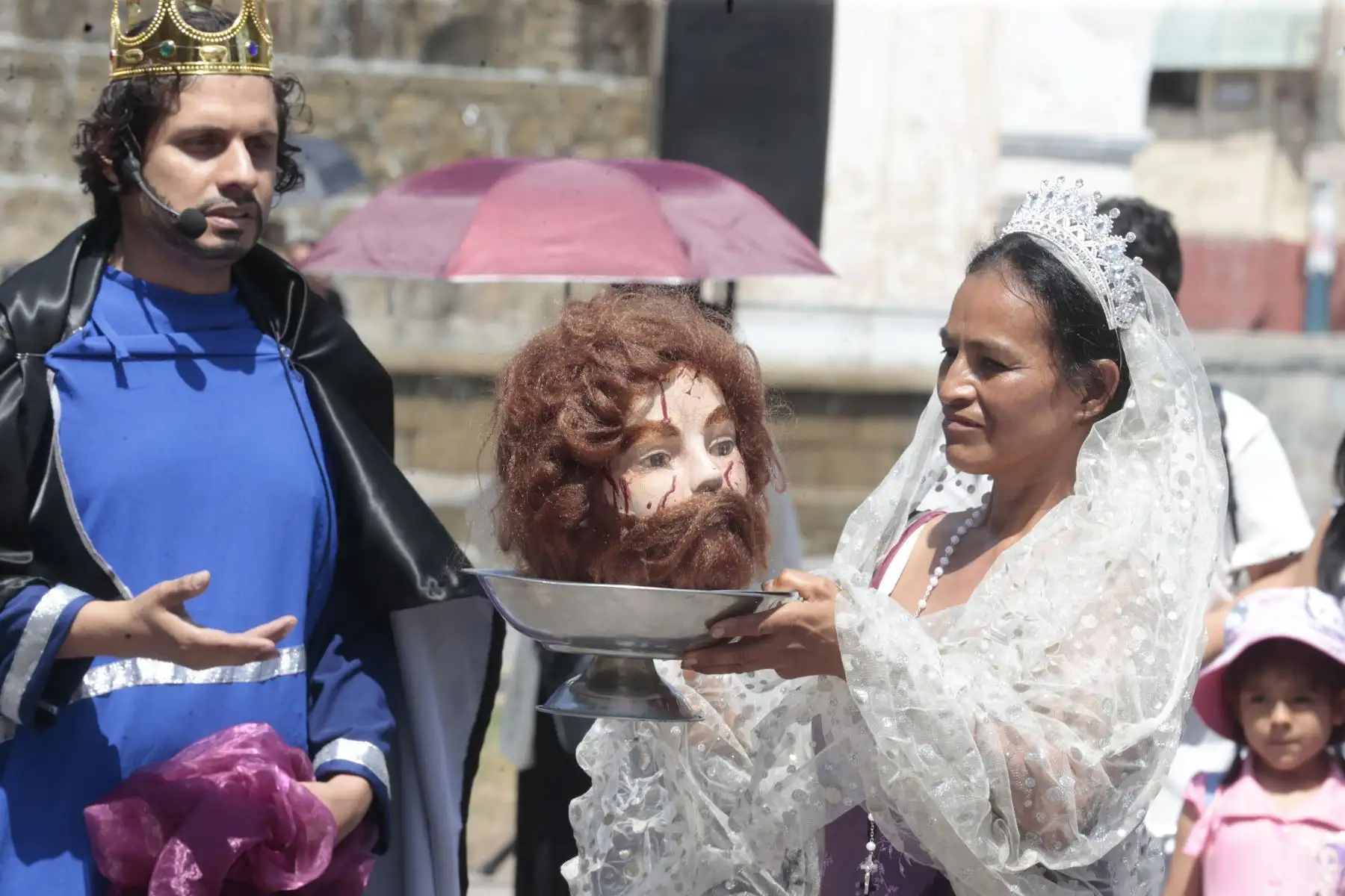 El actor Mario Valencia, conocido como el “Cristo Cholo”, escenificó el bautizo de Jesucristo en la pileta del Paseo de las Aguas, en el distrito del Rímac, como parte de las actividades por Semana Santa. La representación, que congregó a decenas de fieles, vecinos y turistas, recreó el pasaje bíblico del bautismo en el río Jordán con la participación de más de un centenar de actores, en una puesta en escena cargada de simbolismo y reflexión espiritual. Fotos: ANDINA/Vidal Tarqui