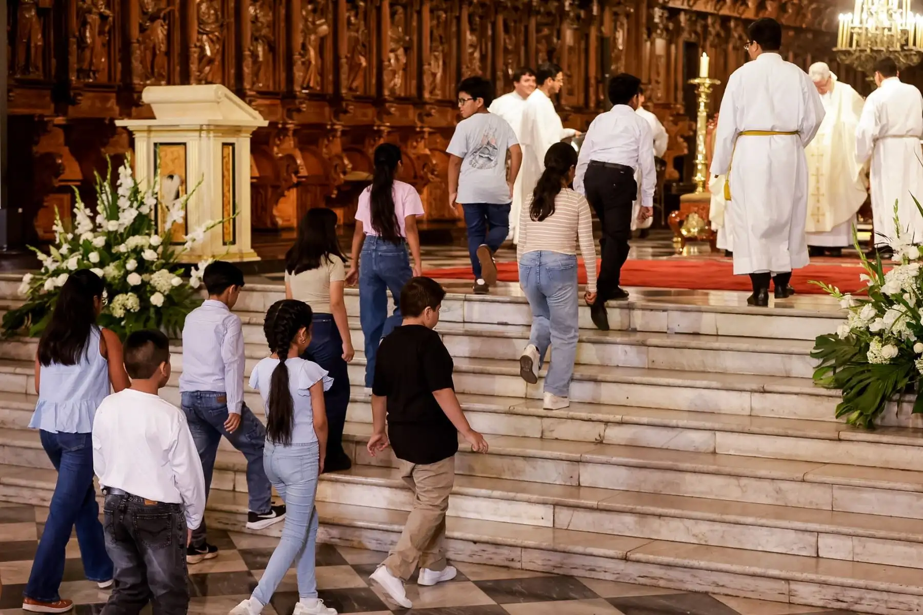 Participantes de la ceremonia se retiraron tras culminar el rito del lavado de pies, uno de los momentos centrales del Jueves Santo. Fotos: ANDINA/Luis Iparraguirre.