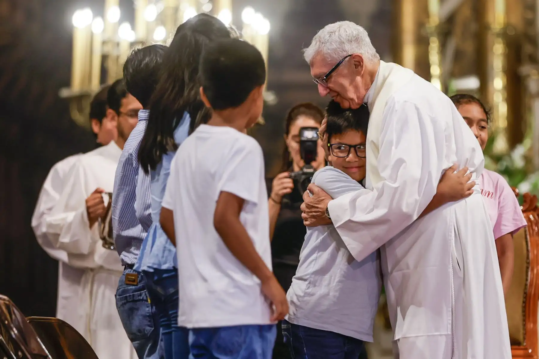 El cardenal Carlos Castillo saludó a los niños participantes después del tradicional lavado de pies, gesto que simboliza servicio y humildad en la liturgia del Jueves Santo. Fotos: ANDINA/Luis Iparraguirre.