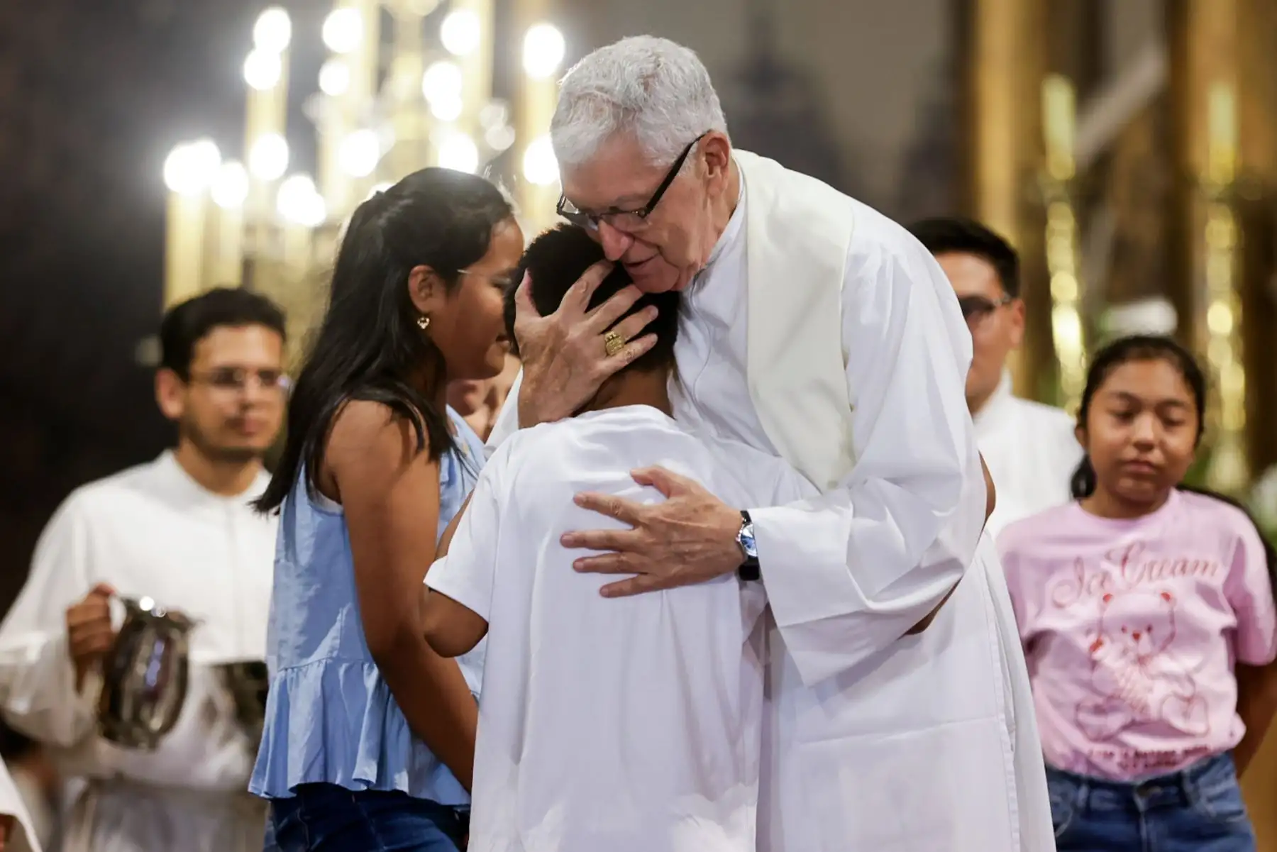 El cardenal Carlos Castillo saludó a los niños tras la ceremonia, en un gesto de cercanía durante la celebración religiosa. Fotos: ANDINA/Luis Iparraguirre.