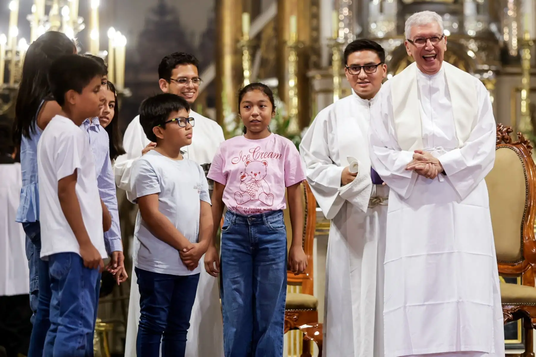 Niños y niñas participaron en la ceremonia del lavado de pies durante la Misa de la Cena del Señor, en un acto que recuerda la última cena de Jesucristo con sus discípulos. Fotos: ANDINA/Luis Iparraguirre.
