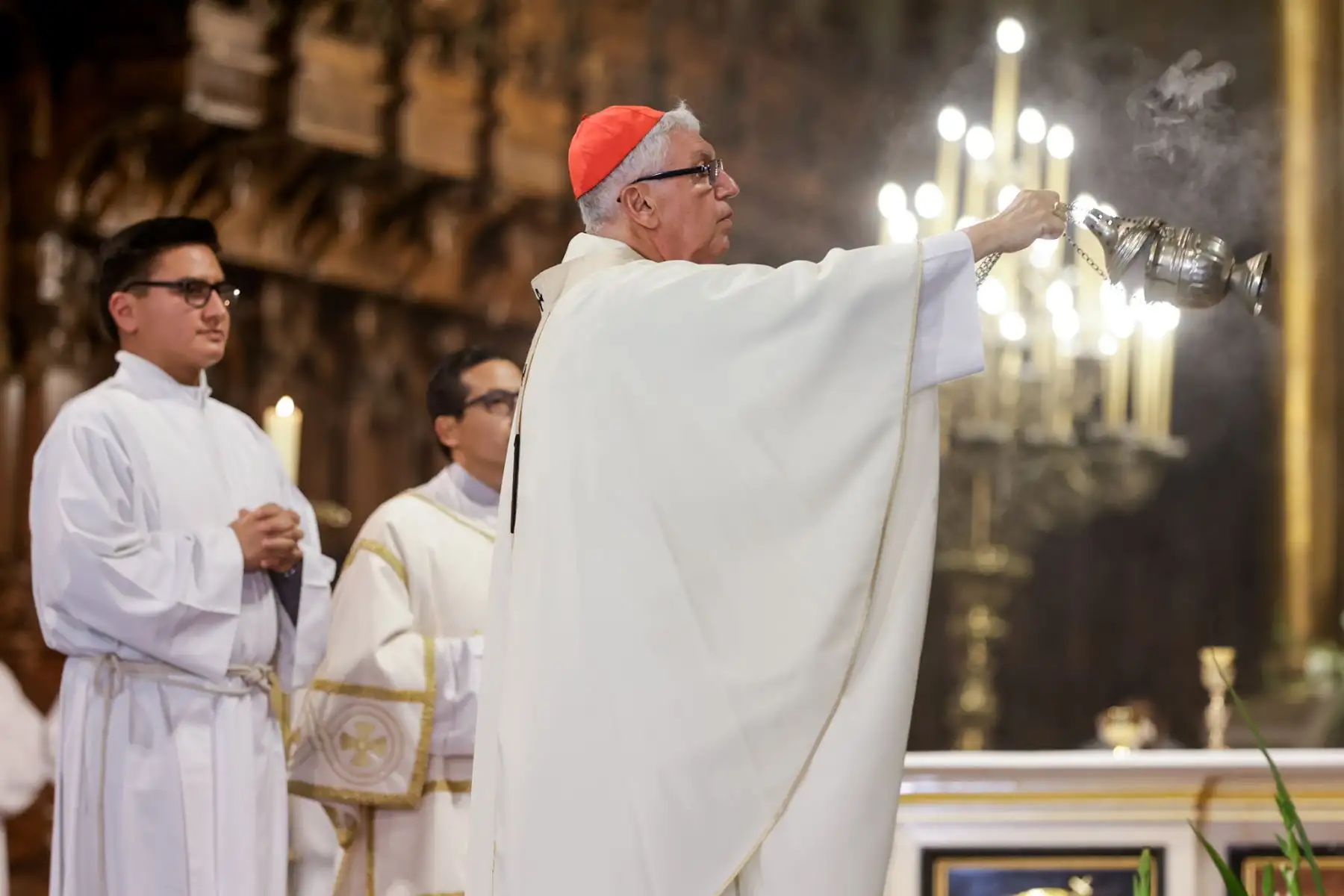 El cardenal Carlos Castillo realizó el rito litúrgico en el altar, como parte de la celebración central del Jueves Santo. Fotos: ANDINA/Luis Iparraguirre.