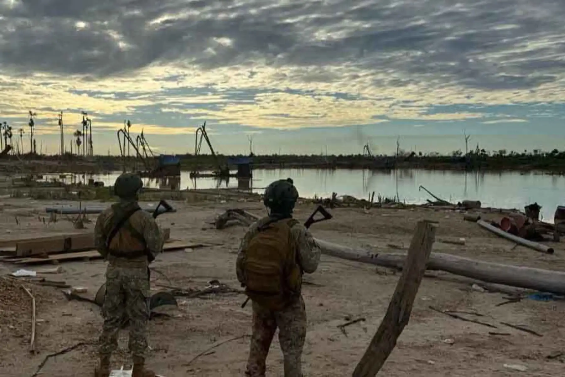 Más de S/ 10 millones en maquinaria, equipos e infraestructura vinculada a la minería ilegal fueron neutralizados en un operativo conjunto ejecutado por el Comando Operacional del Sur de las Fuerzas Armadas y la Policía Nacional del Perú en la región Madre de Dios. La intervención permitió desarticular campamentos y destruir material logístico empleado en esta actividad ilícita, afectando significativamente la capacidad operativa de las organizaciones dedicadas a la extracción ilegal de minerales, en el marco de las acciones del Estado para proteger el medio ambiente y el orden interno. Fotos: ANDINA/Difusión