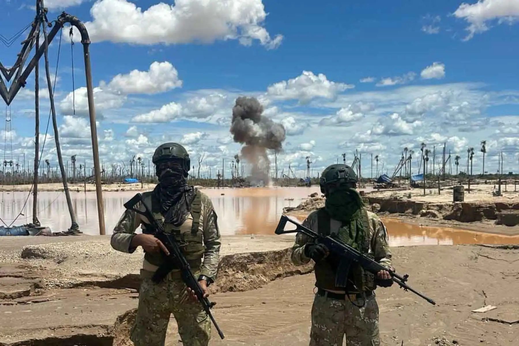 Más de S/ 10 millones en maquinaria, equipos e infraestructura vinculada a la minería ilegal fueron neutralizados en un operativo conjunto ejecutado por el Comando Operacional del Sur de las Fuerzas Armadas y la Policía Nacional del Perú en la región Madre de Dios. La intervención permitió desarticular campamentos y destruir material logístico empleado en esta actividad ilícita, afectando significativamente la capacidad operativa de las organizaciones dedicadas a la extracción ilegal de minerales, en el marco de las acciones del Estado para proteger el medio ambiente y el orden interno. Fotos: ANDINA/Difusión