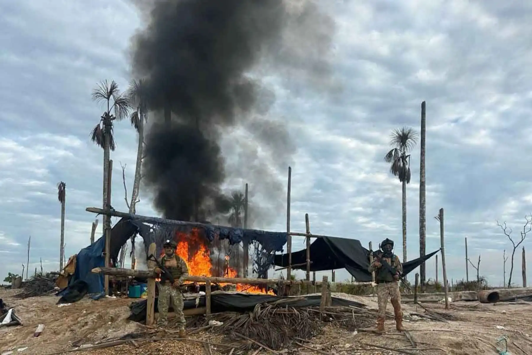 Más de S/ 10 millones en maquinaria, equipos e infraestructura vinculada a la minería ilegal fueron neutralizados en un operativo conjunto ejecutado por el Comando Operacional del Sur de las Fuerzas Armadas y la Policía Nacional del Perú en la región Madre de Dios. La intervención permitió desarticular campamentos y destruir material logístico empleado en esta actividad ilícita, afectando significativamente la capacidad operativa de las organizaciones dedicadas a la extracción ilegal de minerales, en el marco de las acciones del Estado para proteger el medio ambiente y el orden interno. Fotos: ANDINA/Difusión