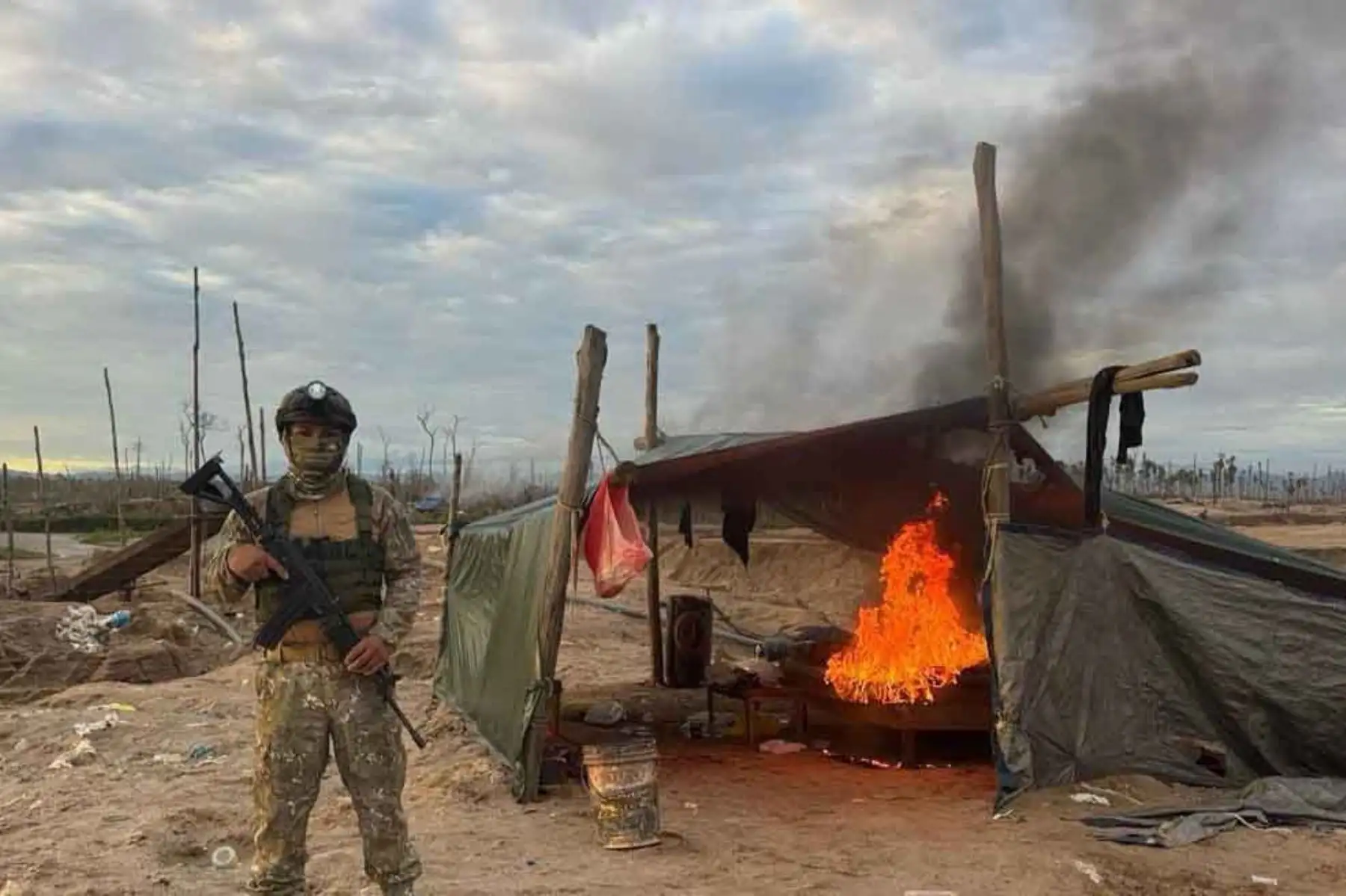 Más de S/ 10 millones en maquinaria, equipos e infraestructura vinculada a la minería ilegal fueron neutralizados en un operativo conjunto ejecutado por el Comando Operacional del Sur de las Fuerzas Armadas y la Policía Nacional del Perú en la región Madre de Dios. La intervención permitió desarticular campamentos y destruir material logístico empleado en esta actividad ilícita, afectando significativamente la capacidad operativa de las organizaciones dedicadas a la extracción ilegal de minerales, en el marco de las acciones del Estado para proteger el medio ambiente y el orden interno. Fotos: ANDINA/Difusión