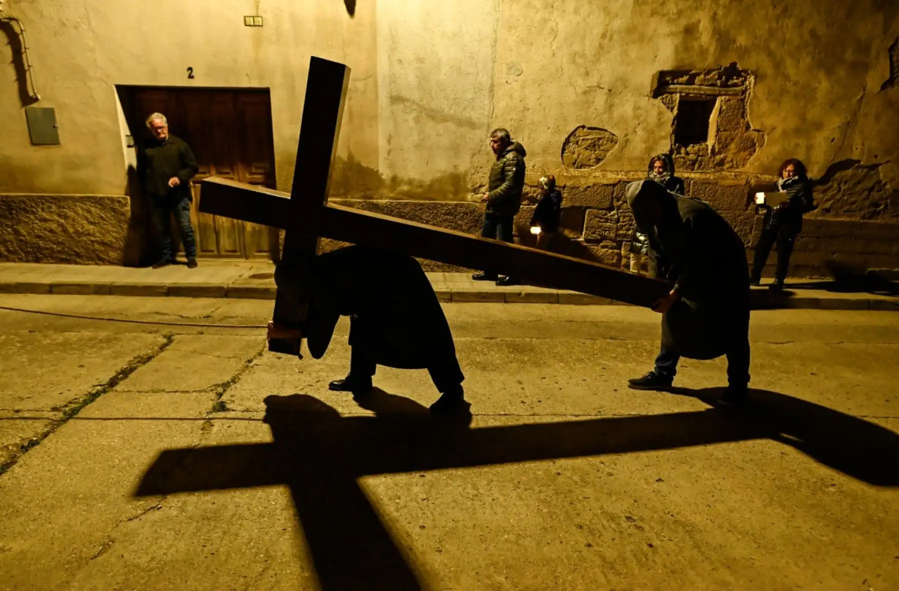 Miembros de la Legión Española llevan una estatua del Cristo de la Buena Muerte a la iglesia de María Auxiliadora durante una procesión de Semana Santa en Ronda, sur de España. (Foto de JORGE GUERRERO / AFP)