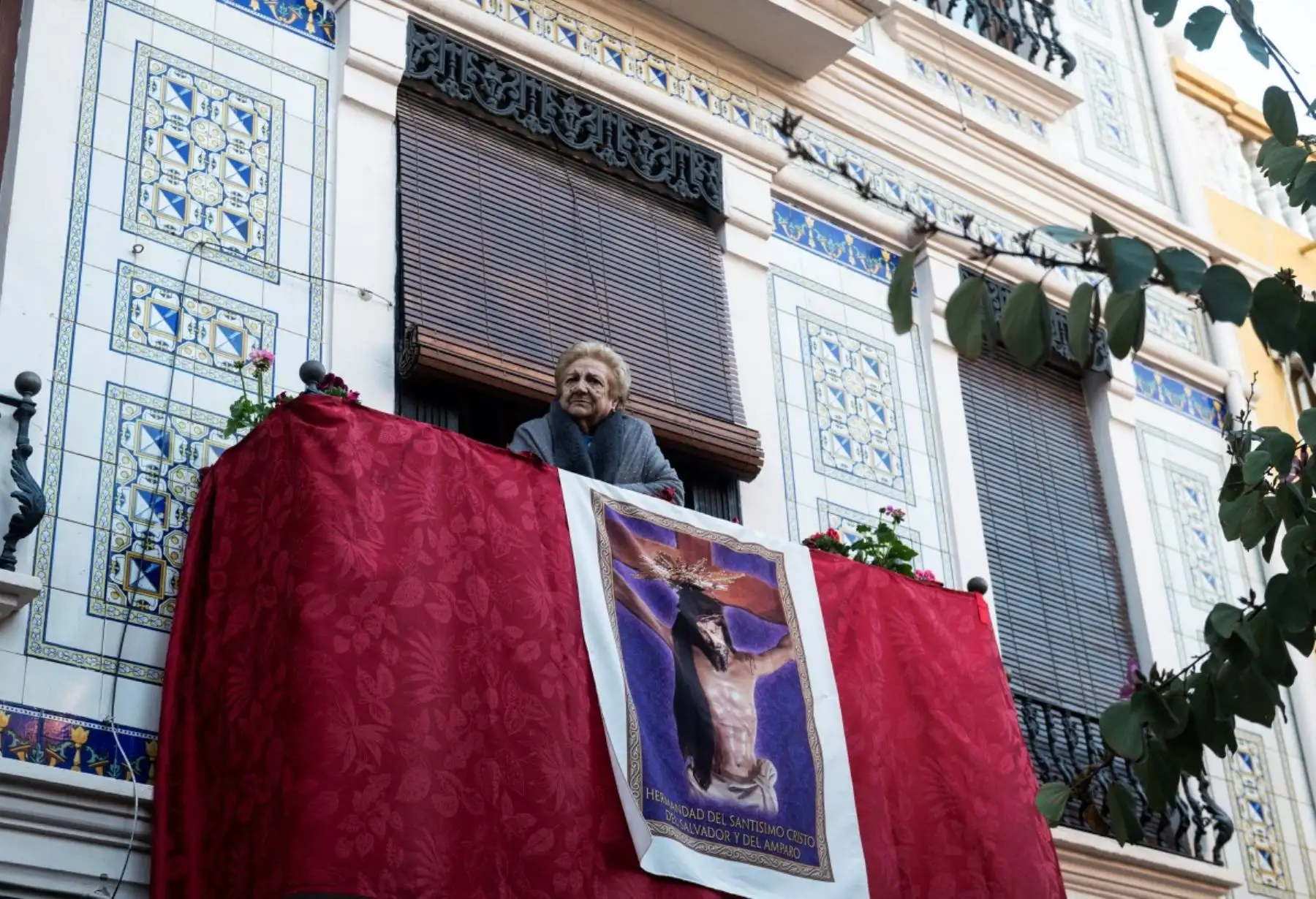 Los penitenciadores llevan efigies del "Cristo Salvador" y del "Cristo Salvador y del Amparo" (L) durante la procesión de la Semana Santa en Valencia el 3 de abril de 2026. Los creyentes cristianos de todo el mundo marcan la semana santa de Pascua en celebración de la crucifixión y resurrección de Jesucristo. (Foto de Jose Jordan / AFP)