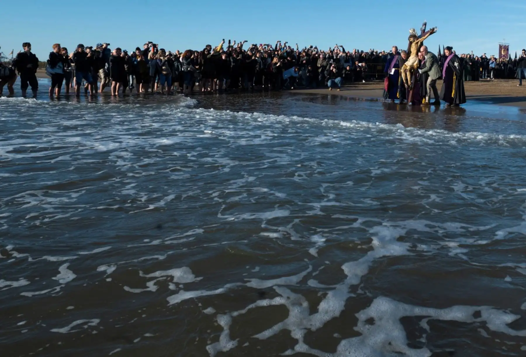 Los creyentes asisten a la procesión del "Cristo Salvador" durante la Semana Santa en la playa de Valencia el 3 de abril de 2026. Los creyentes cristianos de todo el mundo marcan la semana santa de Pascua en celebración de la crucifixión y resurrección de Jesucristo. (Foto de José JORDAN / AFP)