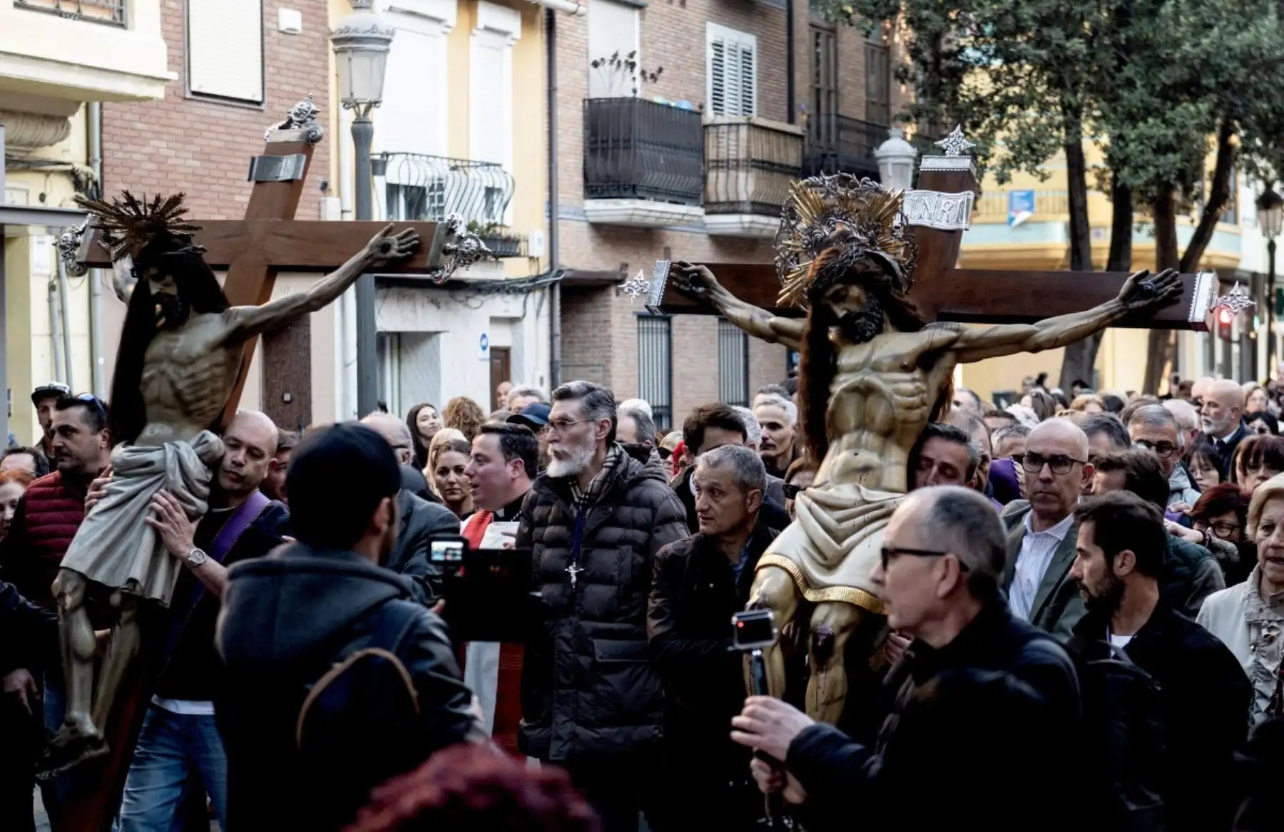 Los penitenciadores llevan efigies del "Cristo Salvador" y del "Cristo Salvador y del Amparo" (L) durante la procesión de la Semana Santa en Valencia el 3 de abril de 2026. Los creyentes cristianos de todo el mundo marcan la semana santa de Pascua en celebración de la crucifixión y resurrección de Jesucristo. (Foto de Jose Jordan / AFP)