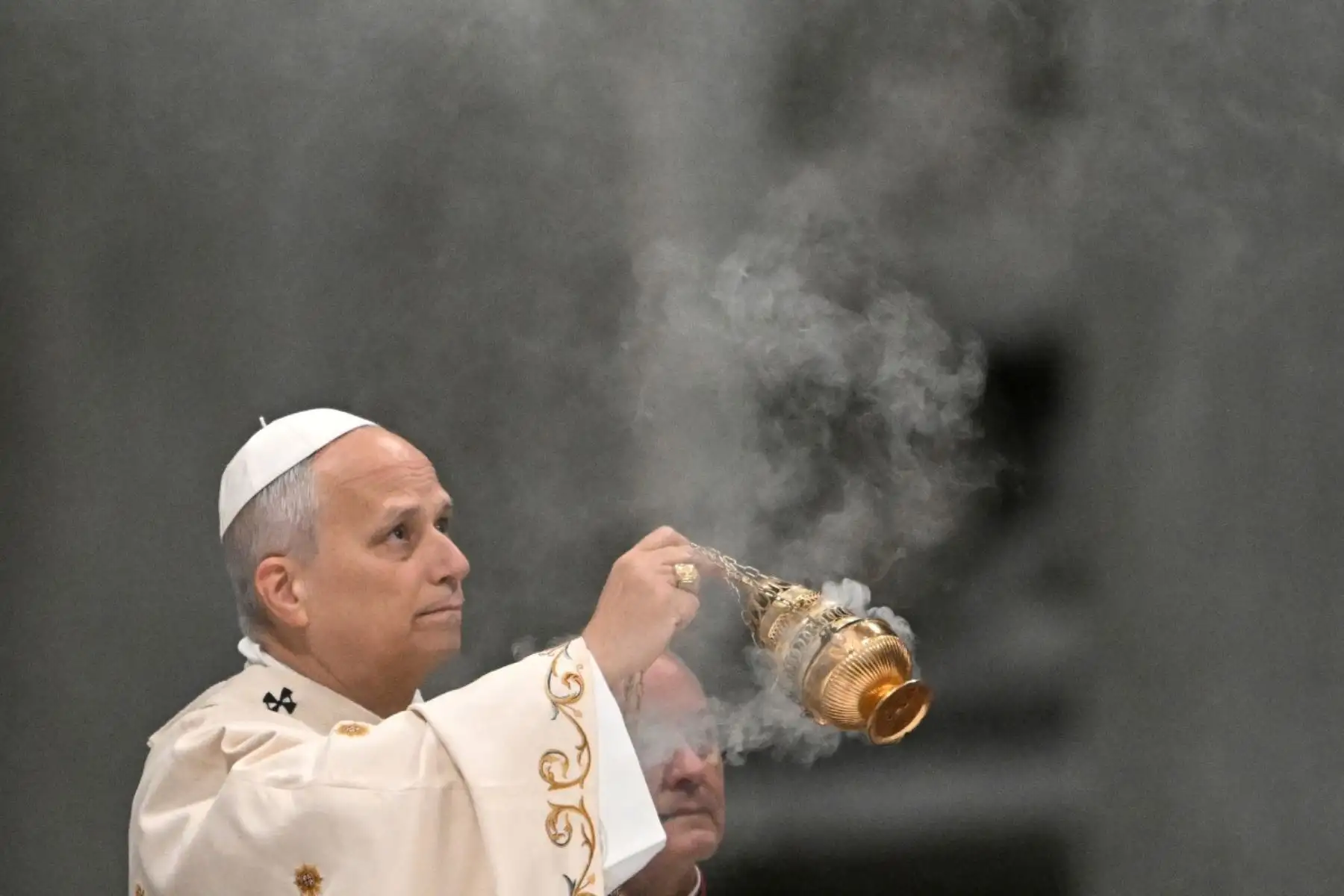 El Papa León XIV preside la Misa del Crisma para el Jueves Santo en la Basílica de San Pedro en el Vaticano, el 2 de marzo de 2026. (Foto de Tiziana FABI / AFP)