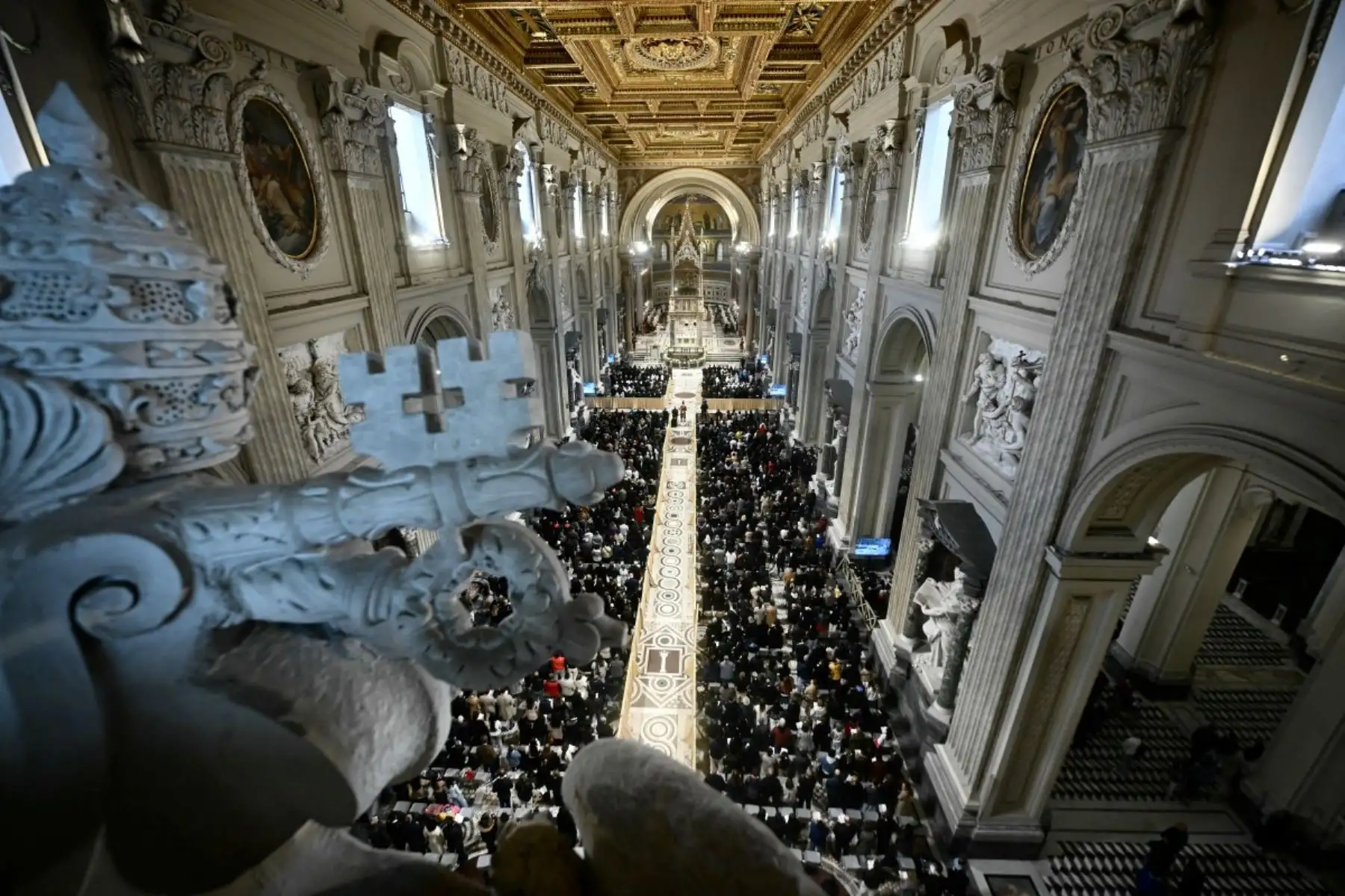 Una visión general muestra la fidelidad durante la Misa de la Cena del Señor para el Jueves Santo en St. Archibasílica de San Letrán en Roma, el 2 de abril de 2026. (Foto de Filippo MONTEFORTE / AFP)