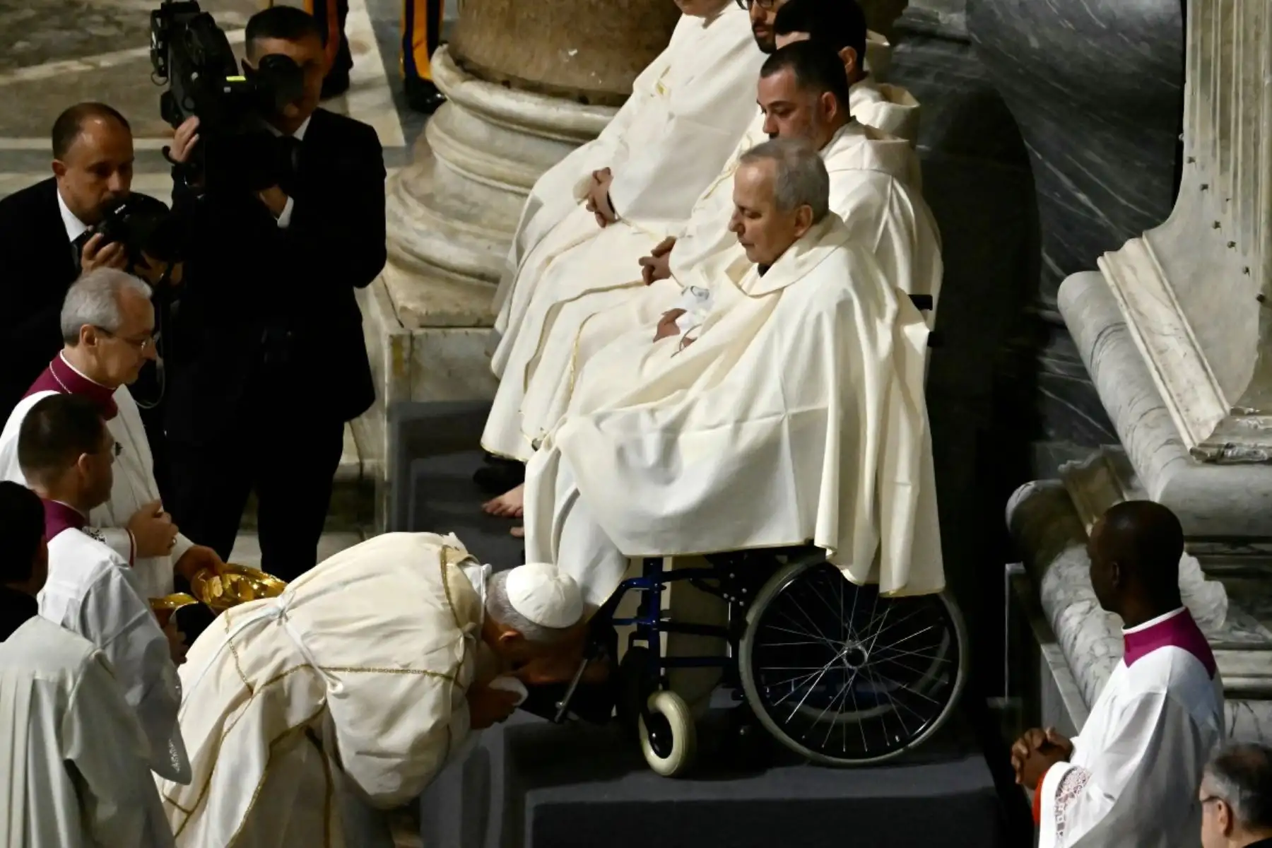 El Papa León XIV realiza el "Lavado de pies" durante la misa de la Cena del Señor en St. Archibasílica de San Letrán en Roma. (Foto de Filippo MONTEFORTE / AFP)
