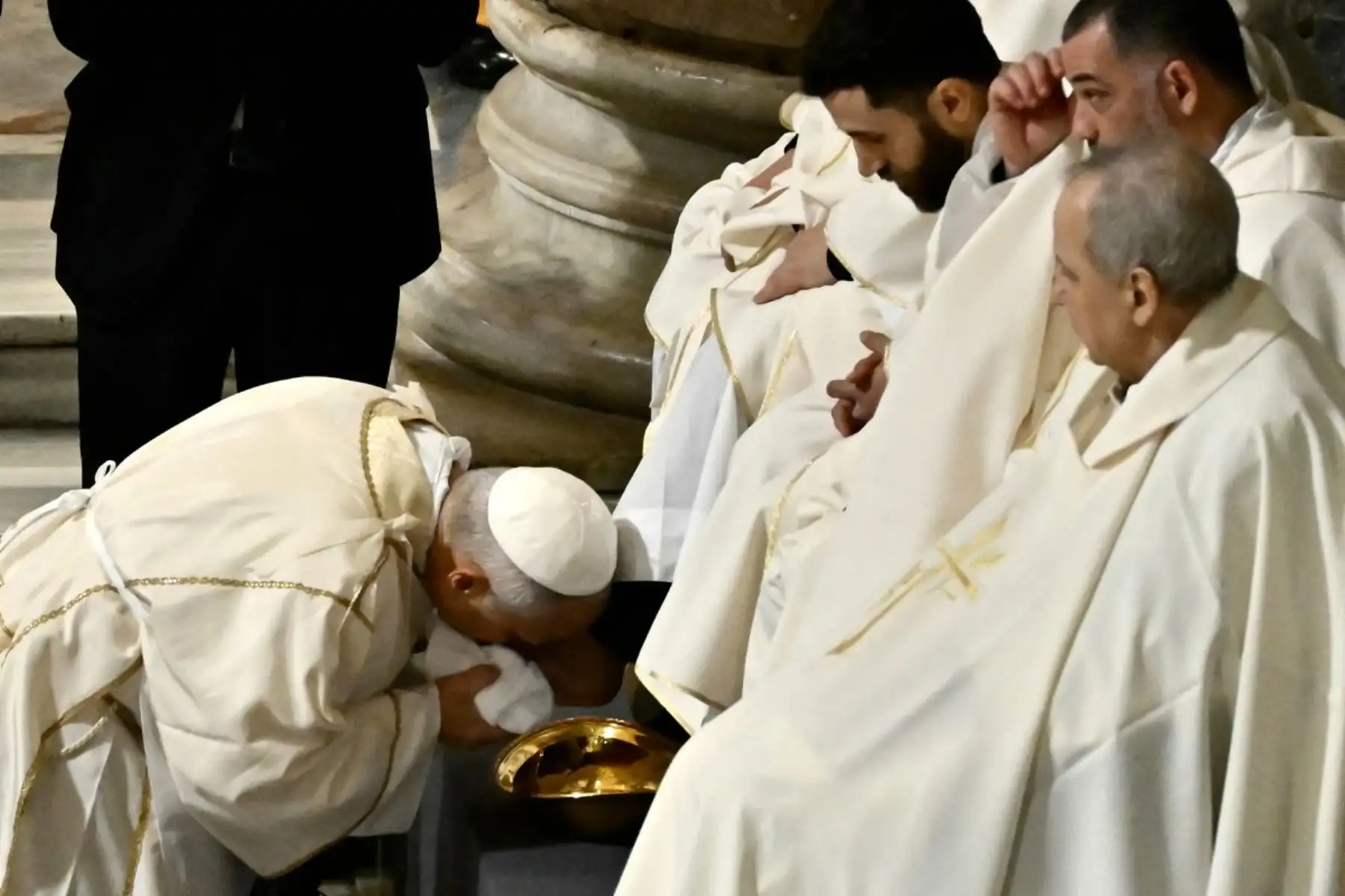 El Papa León XIV realiza el "Lavado de pies" durante la misa de la Cena del Señor en St. Archibasílica de San Letrán en Roma, el 2 de abril de 2026. (Foto de Filippo MONTEFORTE / AFP)