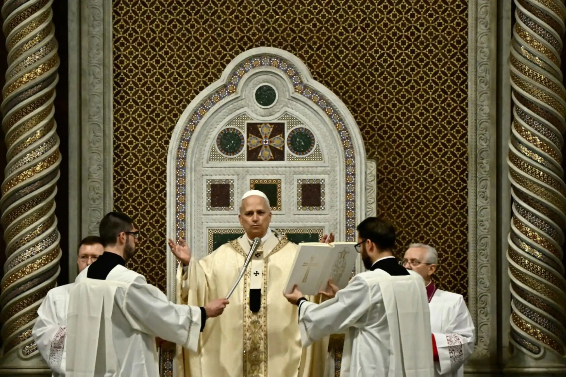 El Papa León XIV preside la misa de la Cena del Señor para el Jueves Santo en St. Archibasílica de San Letrán en Roma, el 2 de abril de 2026. (Foto de Filippo MONTEFORTE / AFP)
