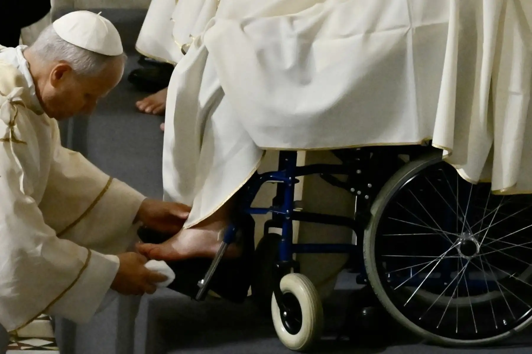 El Papa León XIV realiza el "Lavado de pies" durante la misa de la Cena del Señor en St. Archibasílica de San Letrán en Roma, el 2 de abril de 2026. (Foto de Filippo MONTEFORTE / AFP)