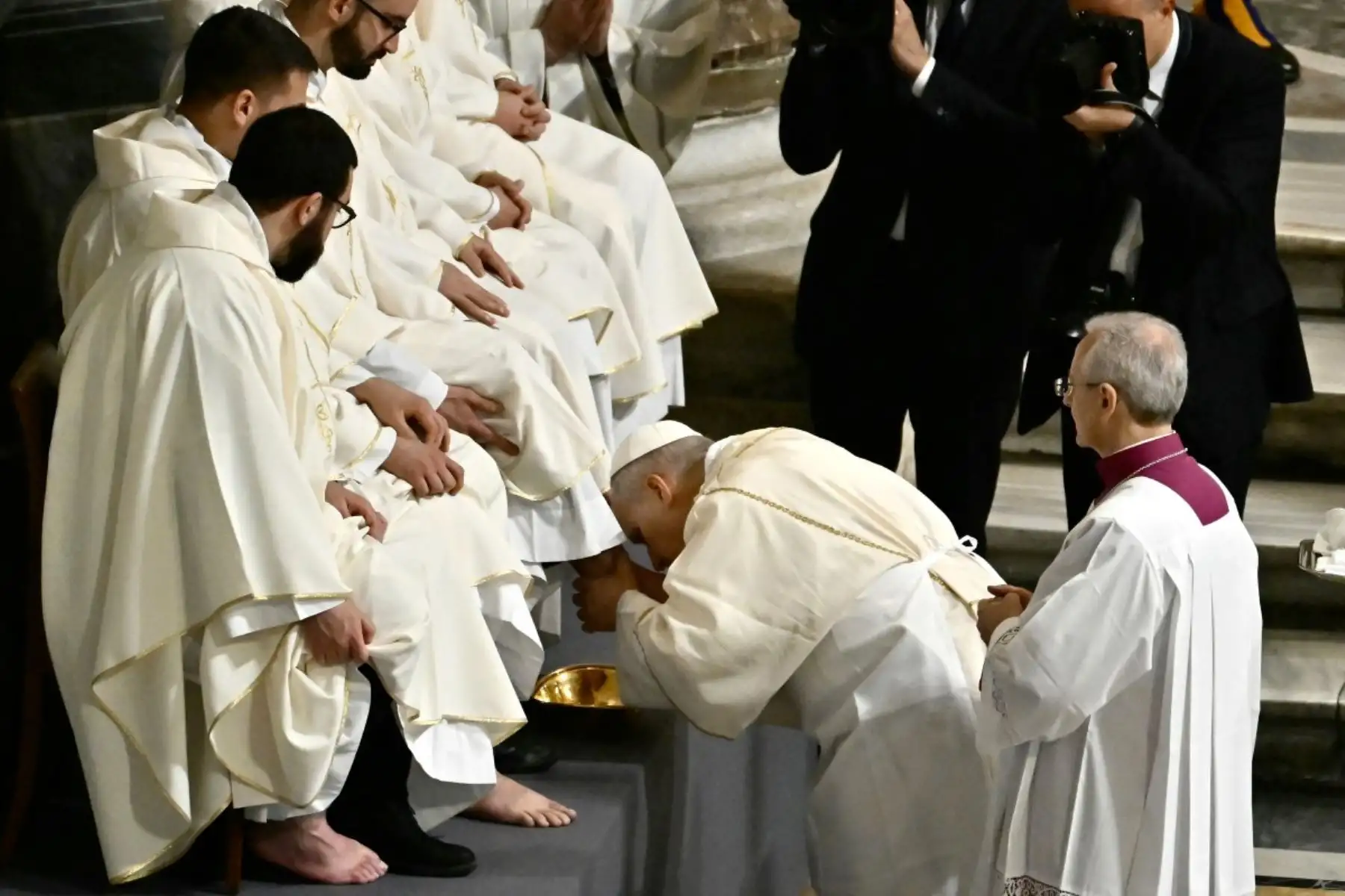 El Papa León XIV realiza el "Lavado de pies" durante la misa de la Cena del Señor en St. Archibasílica de San Letrán en Roma, el 2 de abril de 2026. (Foto de Filippo MONTEFORTE / AFP)