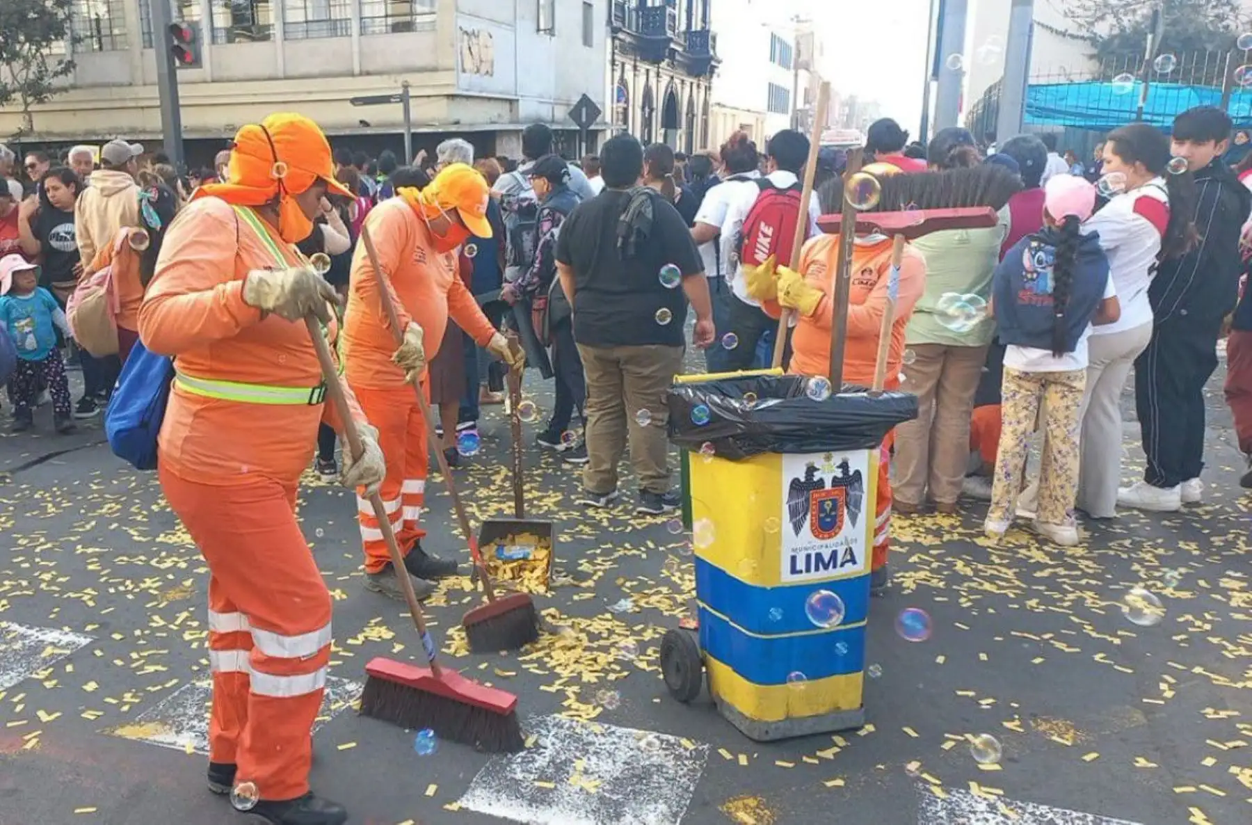 Masiva asistencia al Cercado de Lima en Jueves Santo generó más de 800 toneladas de basura